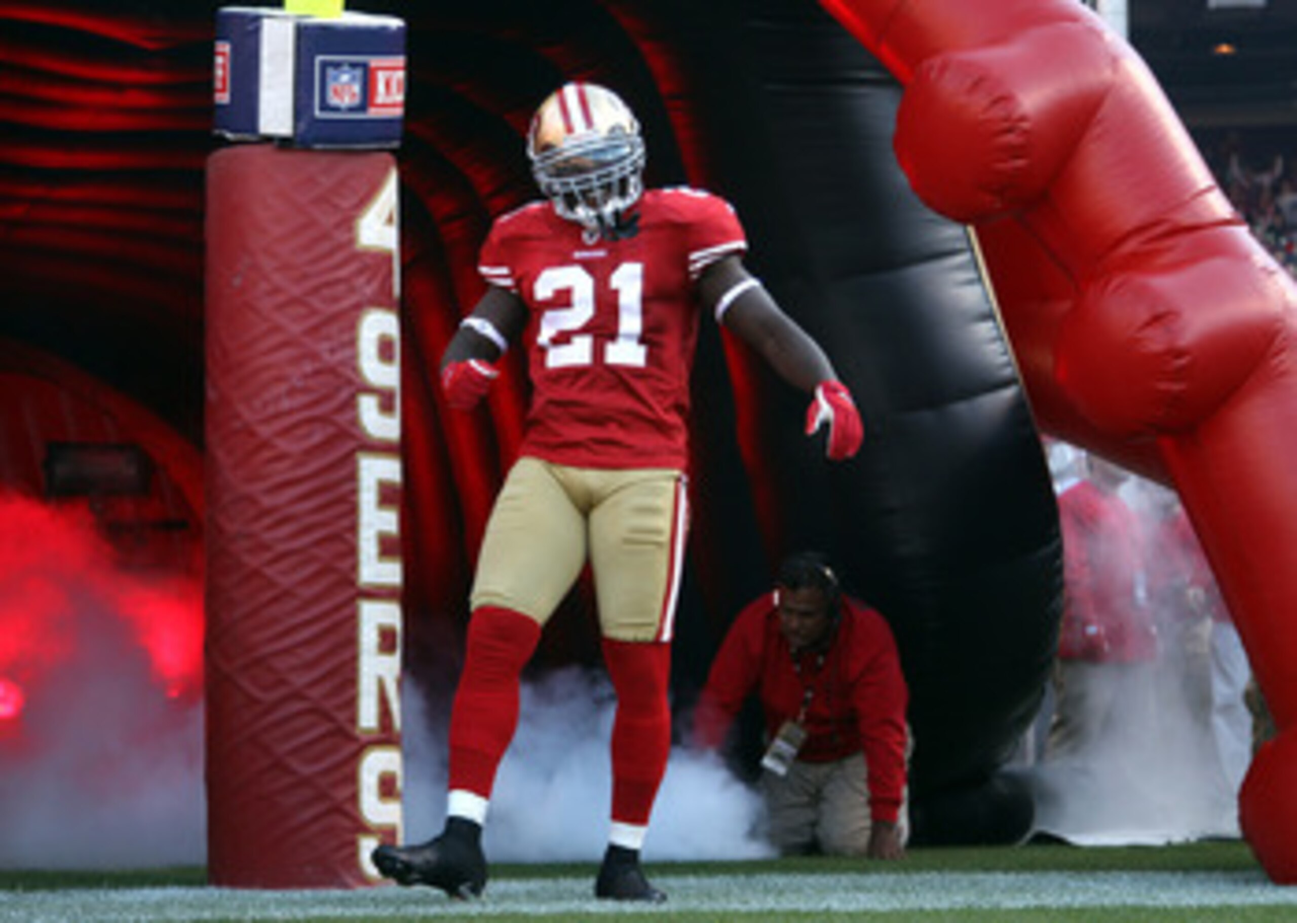 SAN FRANCISCO - SEPTEMBER 20: Frank Gore #21 of the San Francisco 49ers runs on to the field for their game against the New Orleans Saints at Candlestick Park on September 20, 2010 in San Francisco, California. (Photo by Ezra Shaw/Getty Images) SAN FRANCISCO - SEPTEMBER 20: Frank Gore #21 of the San Francisco 49ers runs on to the field for their game against the New Orleans Saints at Candlestick Park on September 20, 2010 in San Francisco, California. (Photo by Ezra Shaw/Getty Images)