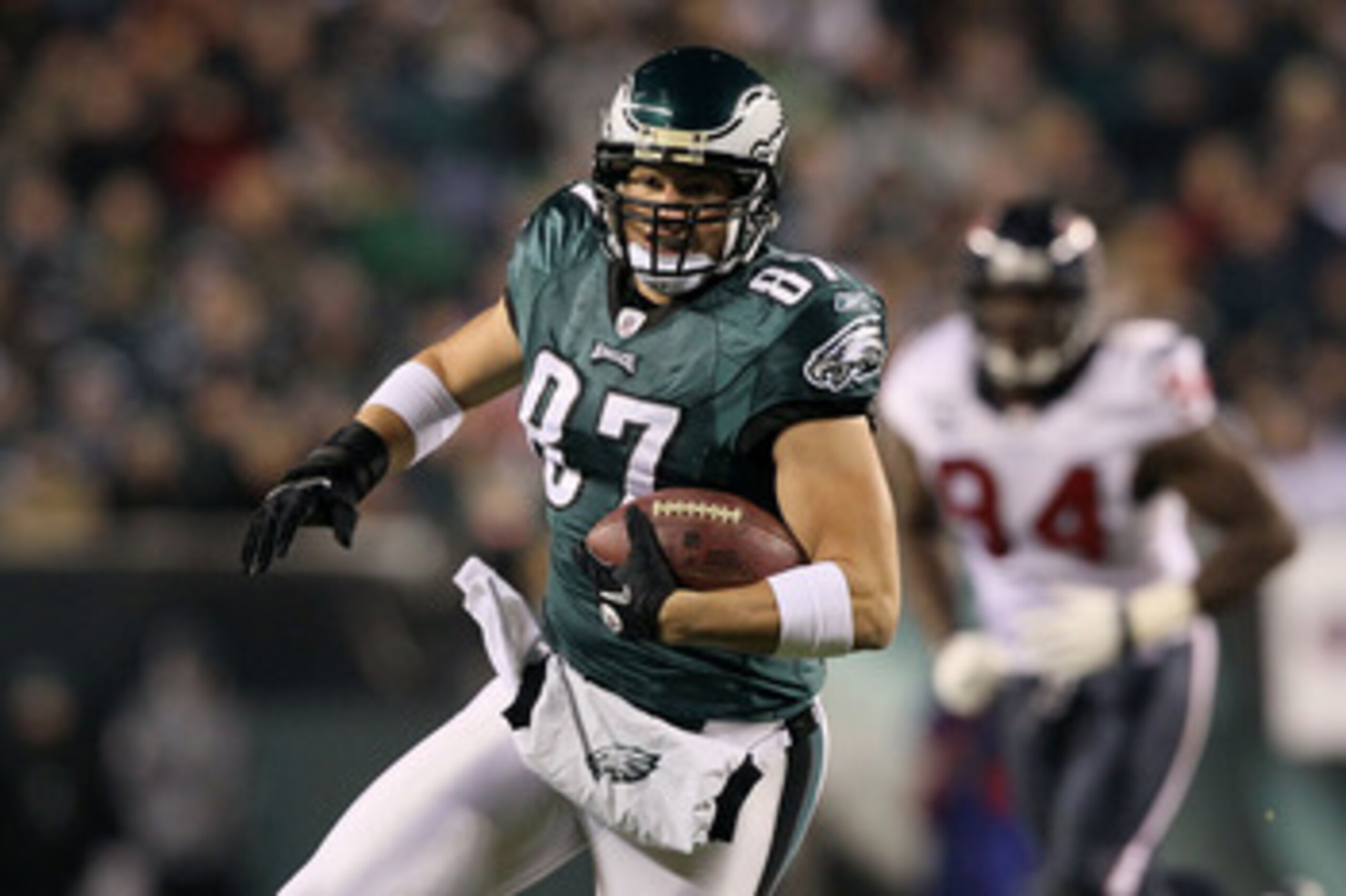 PHILADELPHIA, PA - DECEMBER 02: Brent Celek #87 of the Philadelphia Eagles runs for yards after the catch in the first quarter against the Houston Texans at Lincoln Financial Field on December 2, 2010 in Philadelphia, Pennsylvania. (Photo by Jim McIsaac PHILADELPHIA, PA - DECEMBER 02: Brent Celek #87 of the Philadelphia Eagles runs for yards after the catch in the first quarter against the Houston Texans at Lincoln Financial Field on December 2, 2010 in Philadelphia, Pennsylvania. (Photo by Jim McIsaac