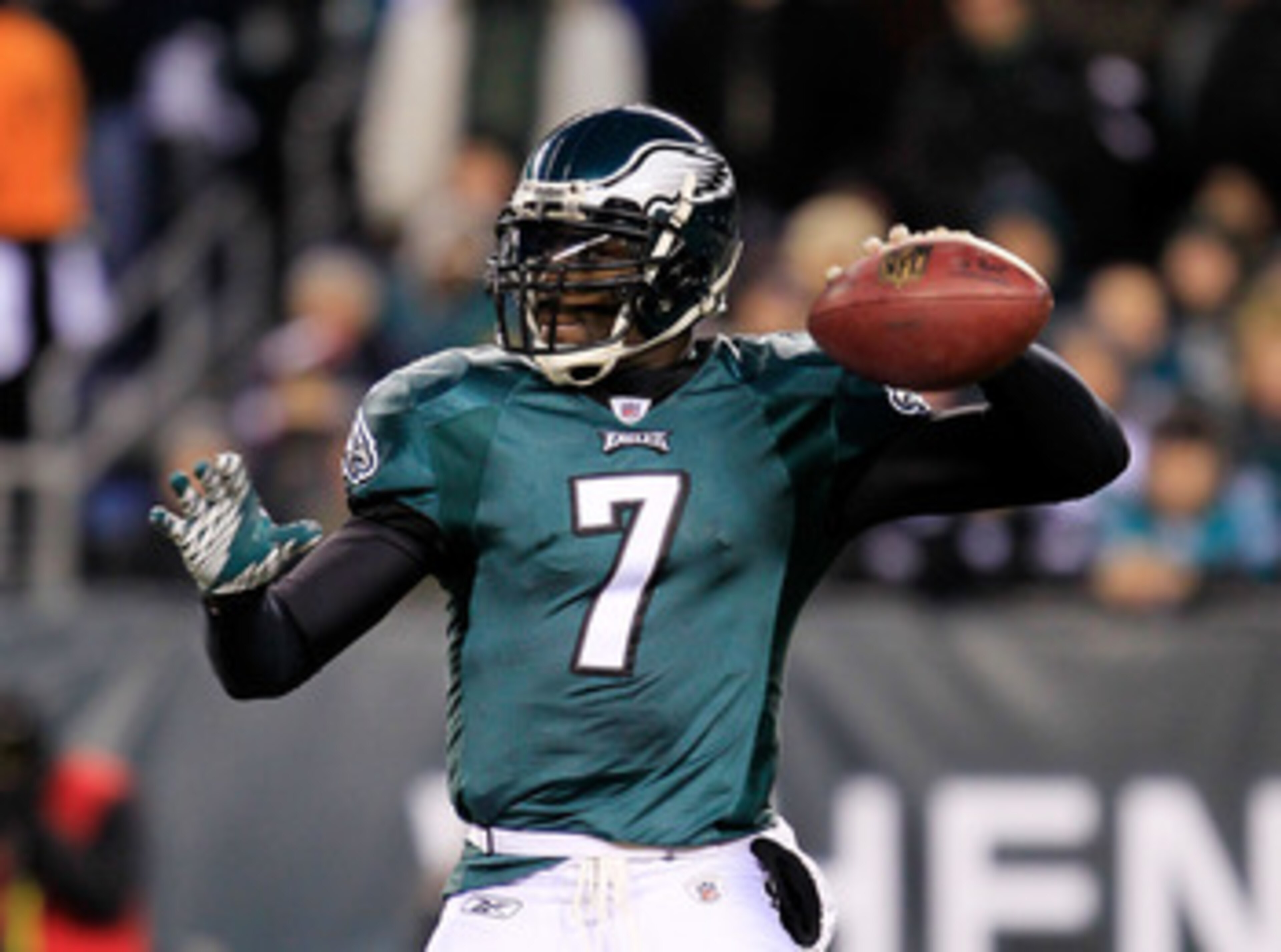 PHILADELPHIA, PA - JANUARY 09:  Michael Vick #7 of the Philadelphia Eagles drops back against the Green Bay Packers during the 2011 NFC wild card playoff game at Lincoln Financial Field on January 9, 2011 in Philadelphia, Pennsylvania.  (Photo by Chris Tr