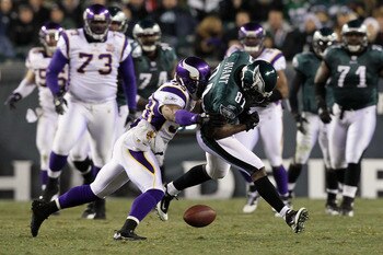 PHILADELPHIA, PA - DECEMBER 28:  Jason Avant #81 of the Philadelphia Eagles drops a pass against the Minnesota Vikings at Lincoln Financial Field on December 28, 2010 in Philadelphia, Pennsylvania.  (Photo by Jim McIsaac/Getty Images)