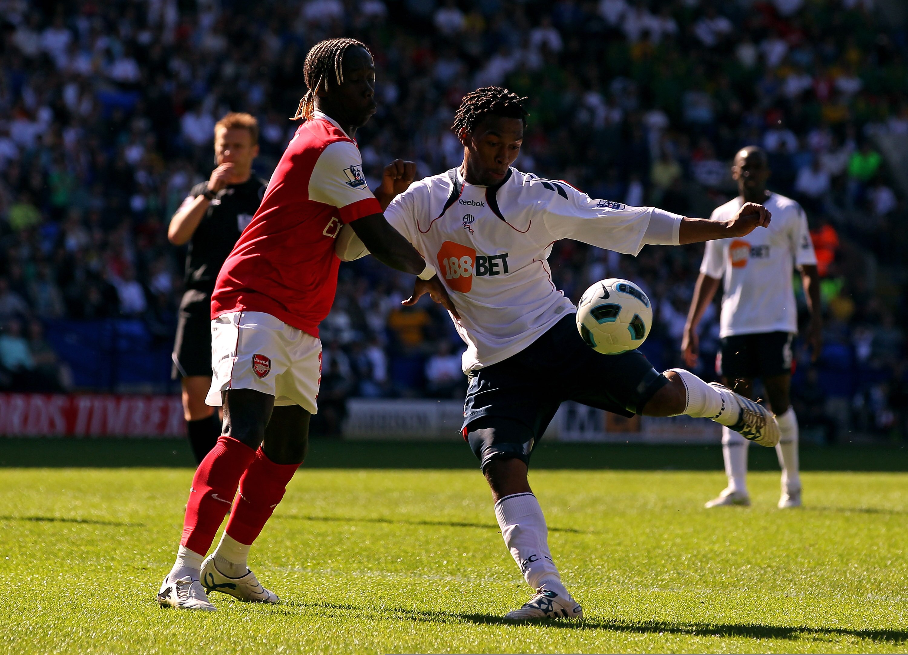 BOLTON, ENGLAND - APRIL 24:  Daniel Sturridge of Bolton Wanderers shoots under pressure from Bacary Sagna of Arsenal during the Barclays Premier League match between Bolton Wanderers and Arsenal at the Reebok Stadium on April 24, 2011 in Bolton, England.