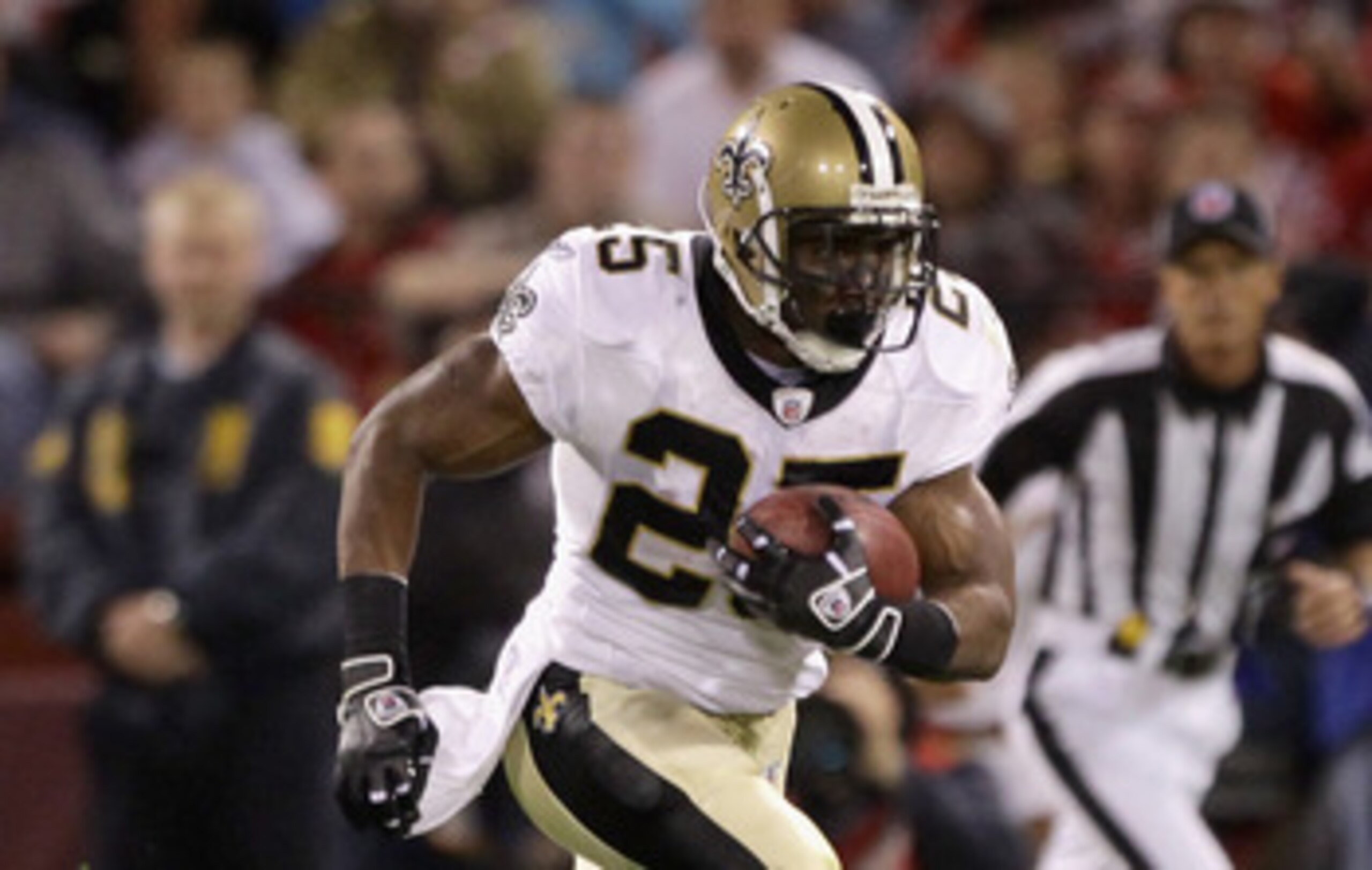 SAN FRANCISCO - SEPTEMBER 20:  Reggie Bush #25 of the New Orleans Saints in action during their game against the San Francisco 49ers at Candlestick Park on September 20, 2010 in San Francisco, California.  (Photo by Ezra Shaw/Getty Images)