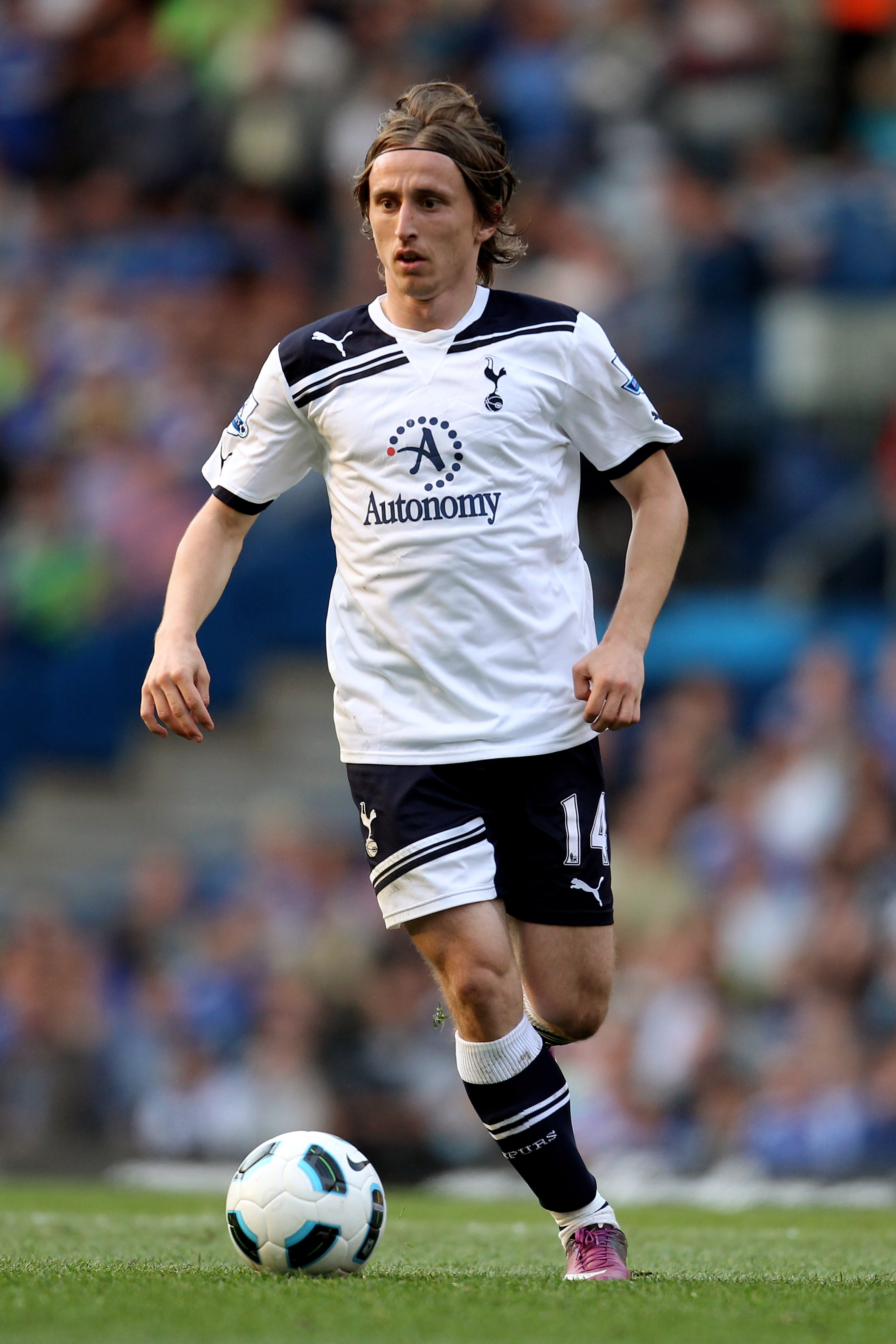 LONDON, ENGLAND - APRIL 30: Luka Modric of Spurs controls the ball during the Barclays Premier League match between Chelsea and Tottenham Hotspur at Stamford Bridge on April 30, 2011 in London, England. (Photo by Scott Heavey/Getty Images) LONDON, ENGLAND - APRIL 30: Luka Modric of Spurs controls the ball during the Barclays Premier League match between Chelsea and Tottenham Hotspur at Stamford Bridge on April 30, 2011 in London, England. (Photo by Scott Heavey/Getty Images)