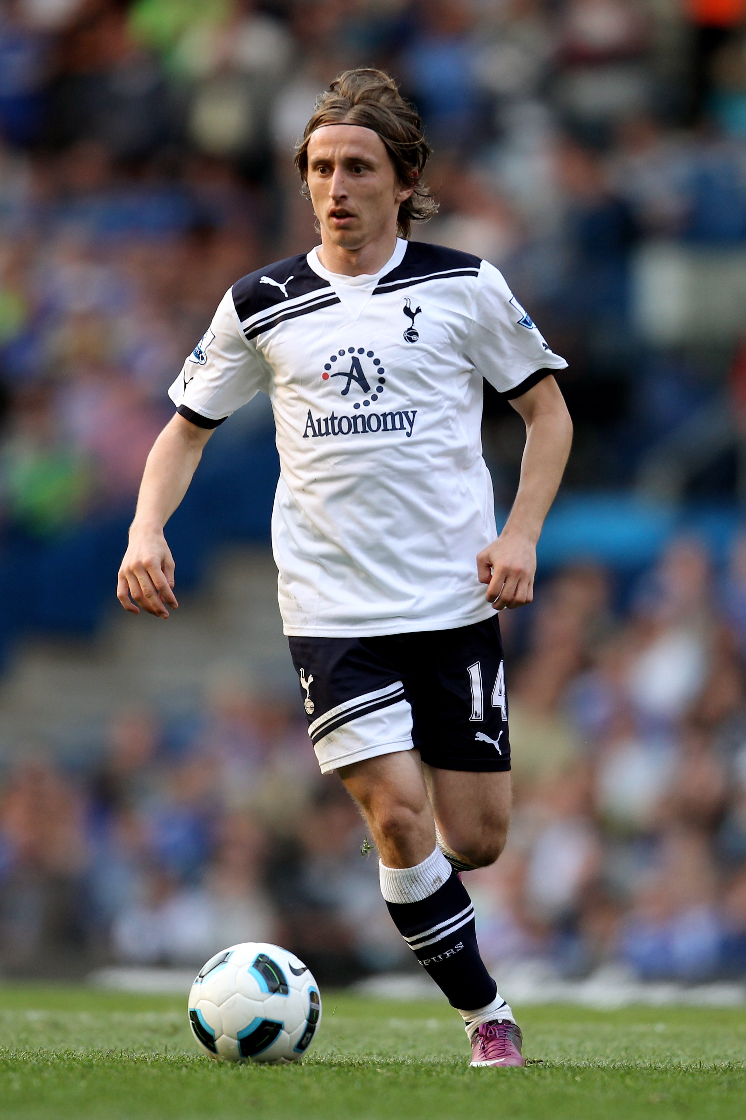 LONDON, ENGLAND - APRIL 30: Luka Modric of Spurs controls the ball during the Barclays Premier League match between Chelsea and Tottenham Hotspur at Stamford Bridge on April 30, 2011 in London, England. (Photo by Scott Heavey/Getty Images) LONDON, ENGLAND - APRIL 30: Luka Modric of Spurs controls the ball during the Barclays Premier League match between Chelsea and Tottenham Hotspur at Stamford Bridge on April 30, 2011 in London, England. (Photo by Scott Heavey/Getty Images)