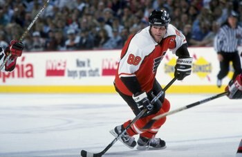 13 Apr 1998:  Center Eric Lindros of the Philadelphia Flyers in action during a game against the Buffalo Sabres at the Marine Midland Arena in Buffalo, New York. The Sabres defeated the Flyers 2-1. Mandatory Credit: Craig Melvin  /Allsport