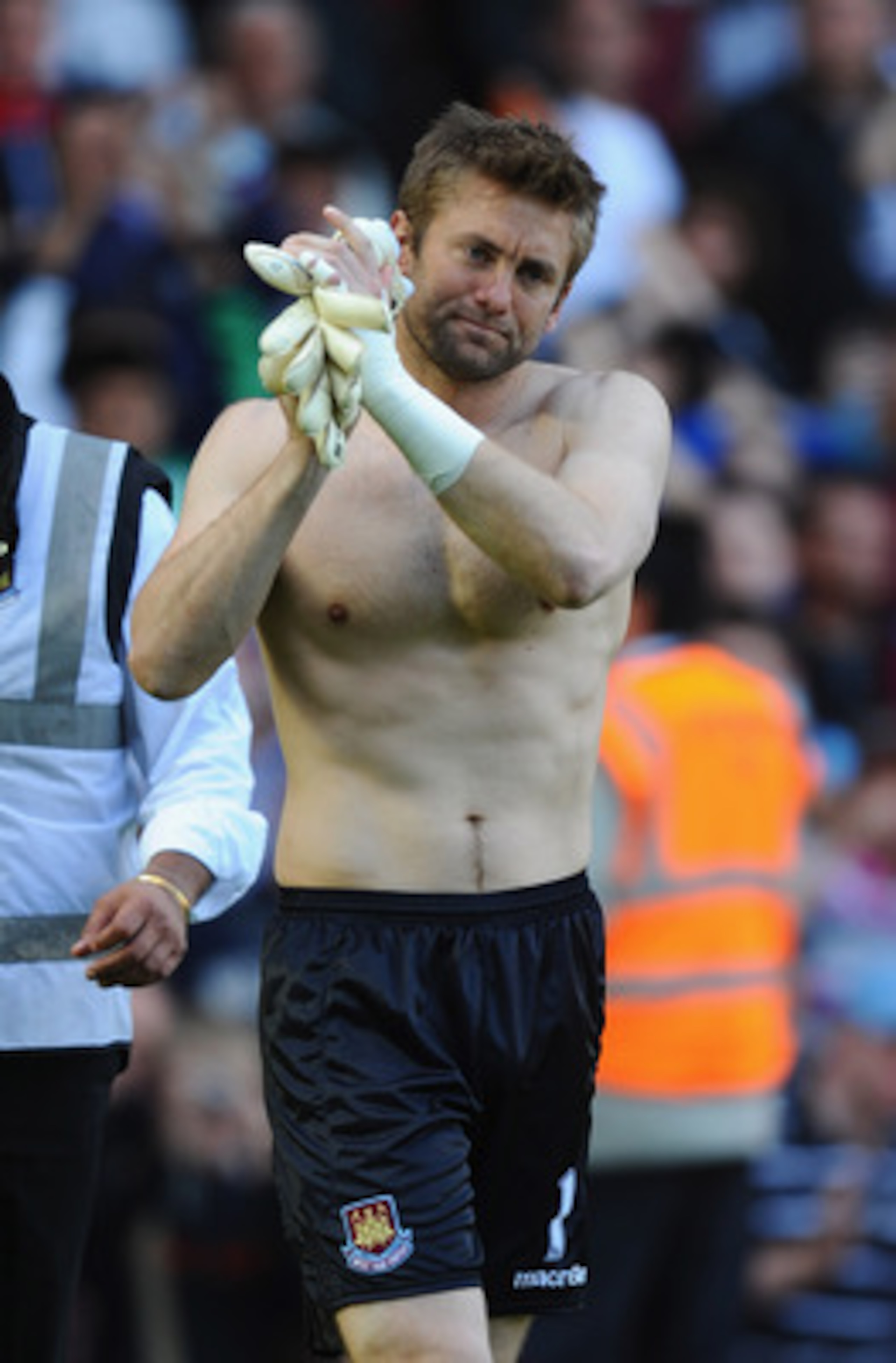 LONDON, ENGLAND - MAY 22:  Robert Green of West Ham salutes the crowd during the Barclays Premier League match between West Ham United and Sunderland at Boleyn Ground on May 22, 2011 in London, England.  (Photo by Mike Hewitt/Getty Images)