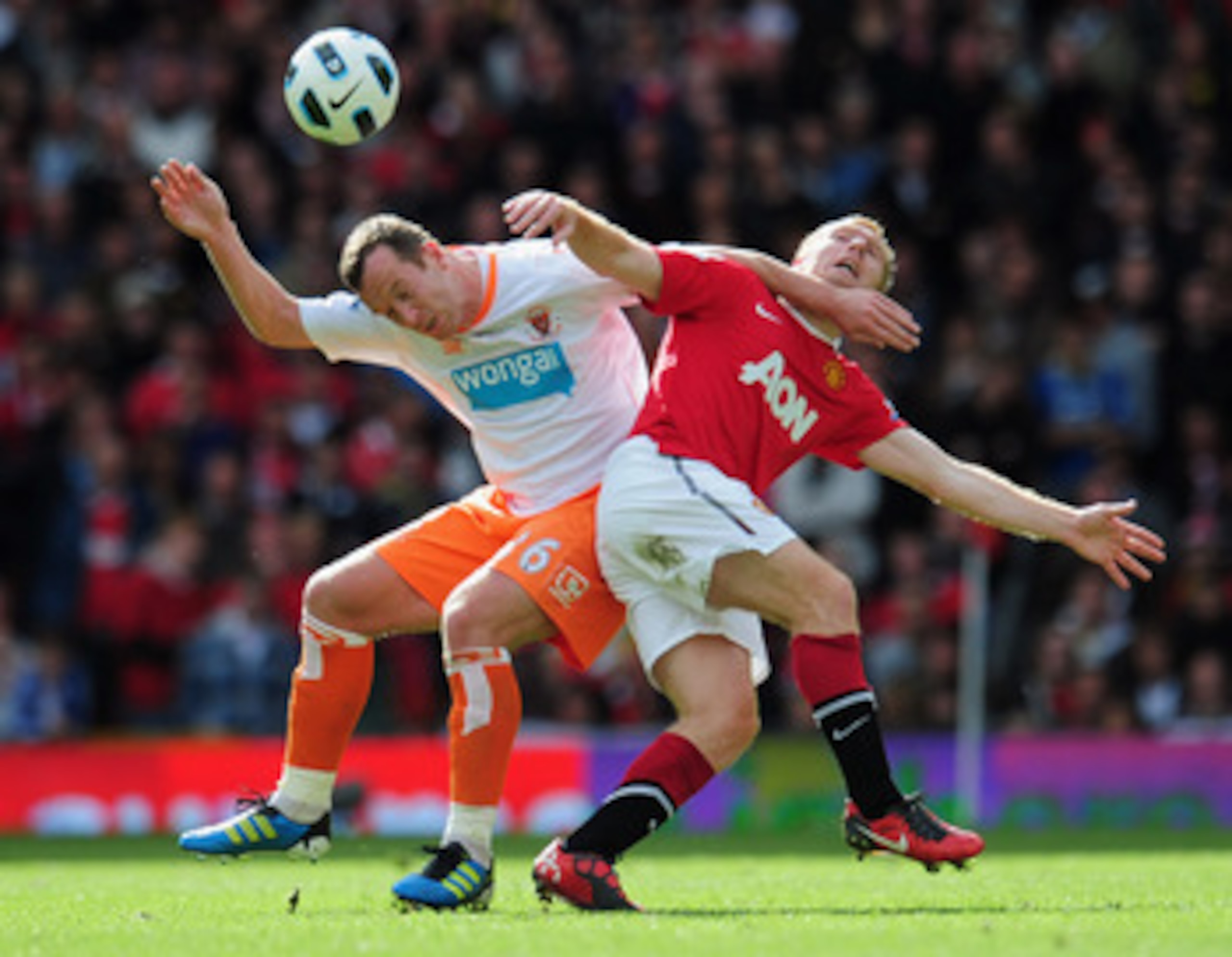 MANCHESTER, ENGLAND - MAY 22:  Charlie Adam of Balckpool battles with Paul Scholes of Manchester United during the Barclays Premier League match between Manchester United and Blackpool at Old Trafford on May 22, 2011 in Manchester, England.  (Photo by Sha