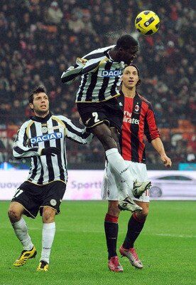 MILAN, ITALY - JANUARY 09:  Cristian Eduardo Zapata (C) of Udinese Calcio shoots the ball during the Serie A match between AC Milan and Udinese Calcio at Stadio Giuseppe Meazza on January 9, 2011 in Milan, Italy.  (Photo by Valerio Pennicino/Getty Images)