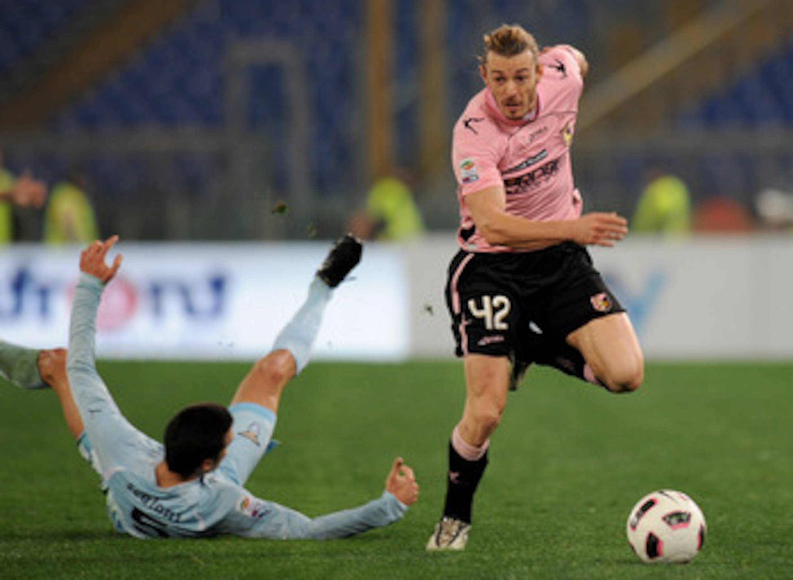 ROME, ITALY - MARCH 06: Federico Balzaretti (R) of Palermo holds off the challenge from Lionel Sebastian Scaloni of Lazio during the Serie A match between SS Lazio and US Citta di Palermo at Stadio Olimpico on March 6, 2011 in Rome, Italy. (Photo by Tull ROME, ITALY - MARCH 06: Federico Balzaretti (R) of Palermo holds off the challenge from Lionel Sebastian Scaloni of Lazio during the Serie A match between SS Lazio and US Citta di Palermo at Stadio Olimpico on March 6, 2011 in Rome, Italy. (Photo by Tull