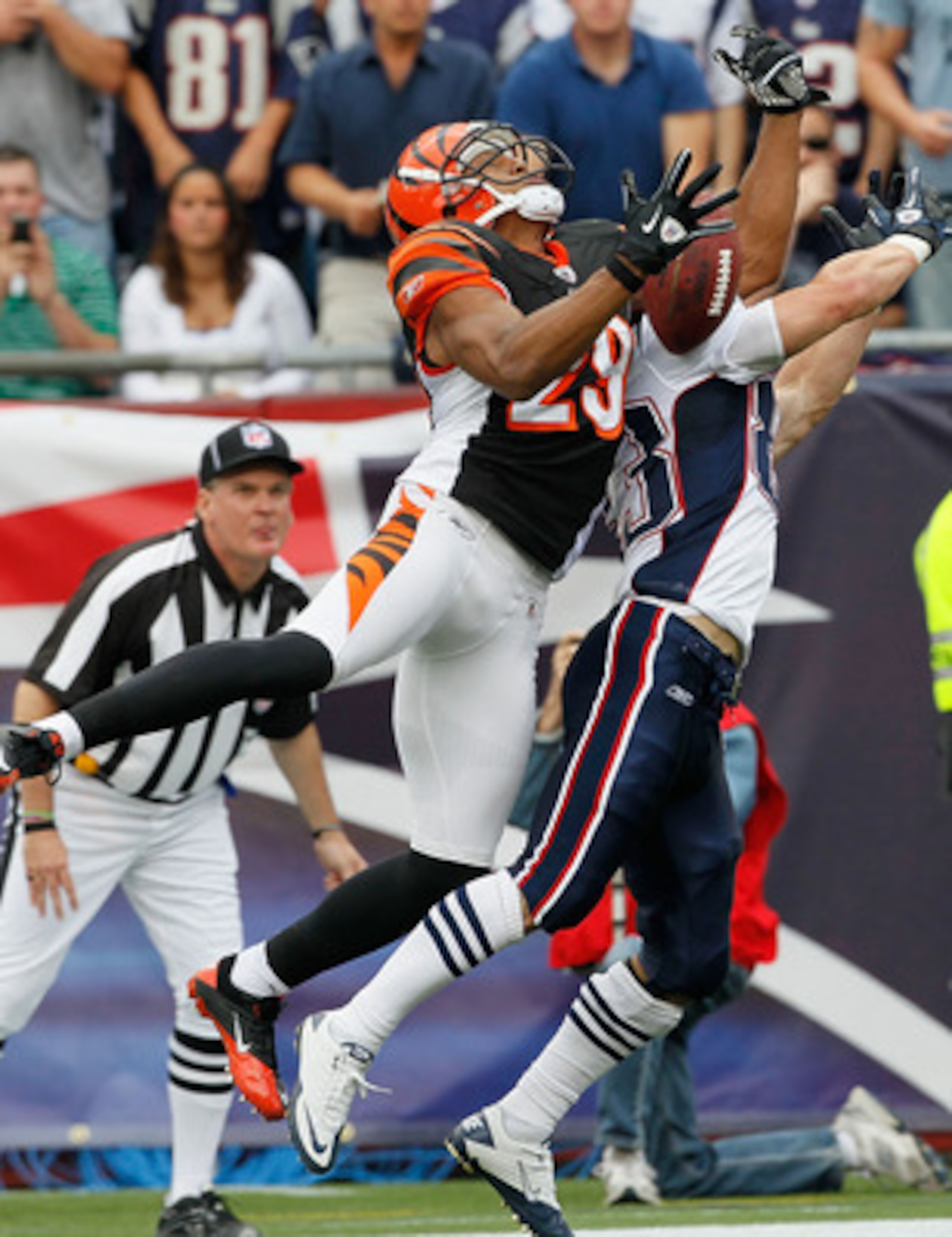 CINCINNATI, OH - OCTOBER 10: Johnathan Joseph #22 of the Cincinnati Bengals breaks up a pass intended for Sammie Stroughter #18 of the Tampa Bay Buccaneers at Paul Brown Stadium on October 10, 2010 in Cincinnati, Ohio. (Photo by Jamie Sabau/Getty Images)