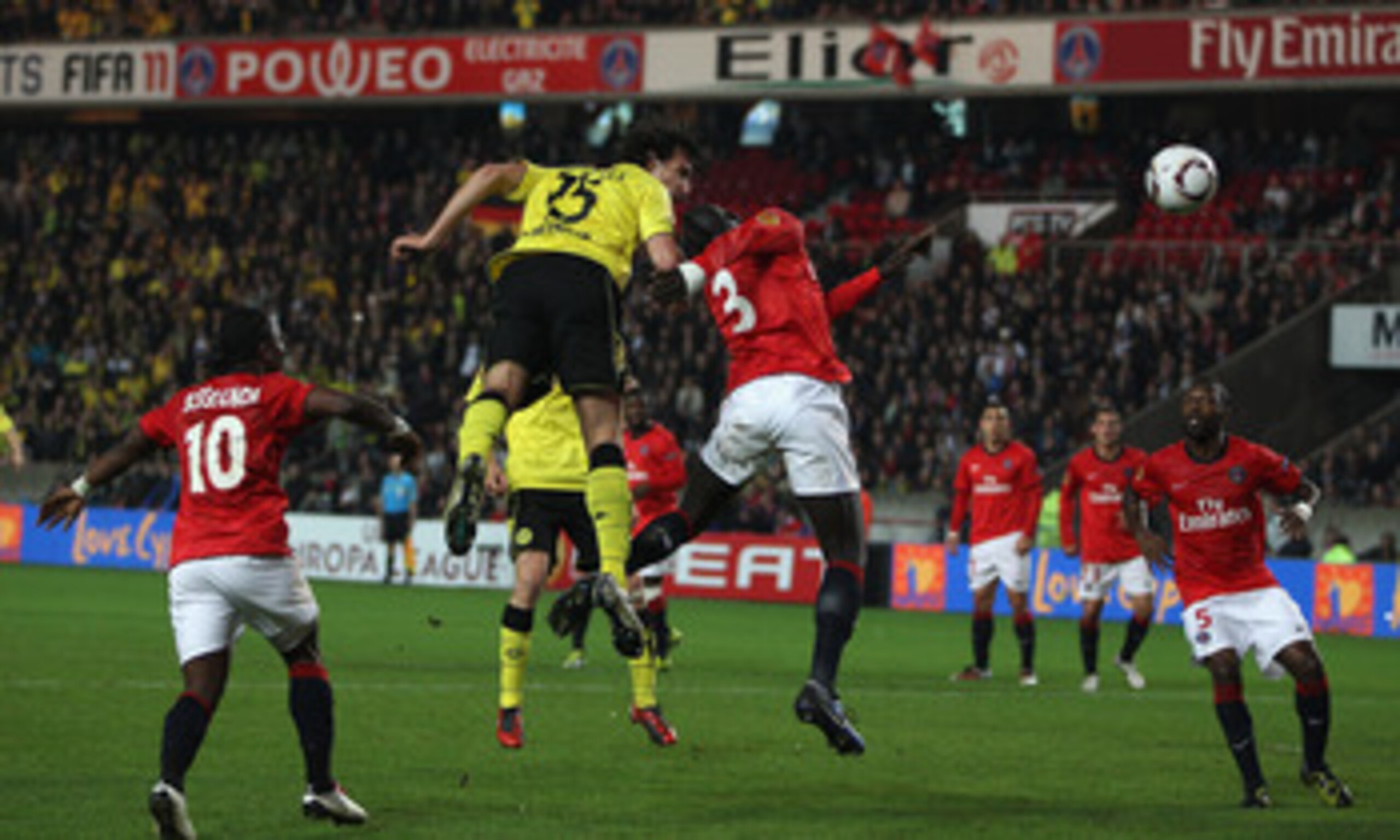 PARIS - NOVEMBER 04: Mats Hummels of Borussia heads towards goal despite the challenge of Mamadou Sakho during the UEFA Europa League Group J match between Paris Saint Germain and Borussia Dortmund at the Parc des Princes on November 4, 2010 in Paris, Fr PARIS - NOVEMBER 04: Mats Hummels of Borussia heads towards goal despite the challenge of Mamadou Sakho during the UEFA Europa League Group J match between Paris Saint Germain and Borussia Dortmund at the Parc des Princes on November 4, 2010 in Paris, Fr