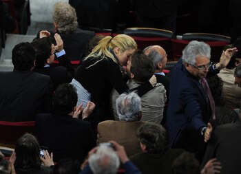 BARCELONA, SPAIN - APRIL 23:  Colombian singer Shakira kisses Barcelona player Gerard Pique during the la Liga match between Barcelona and Osasuna at the Camp Nou stadium on April 23, 2011 in Barcelona, Spain.  (Photo by Jasper Juinen/Getty Images)