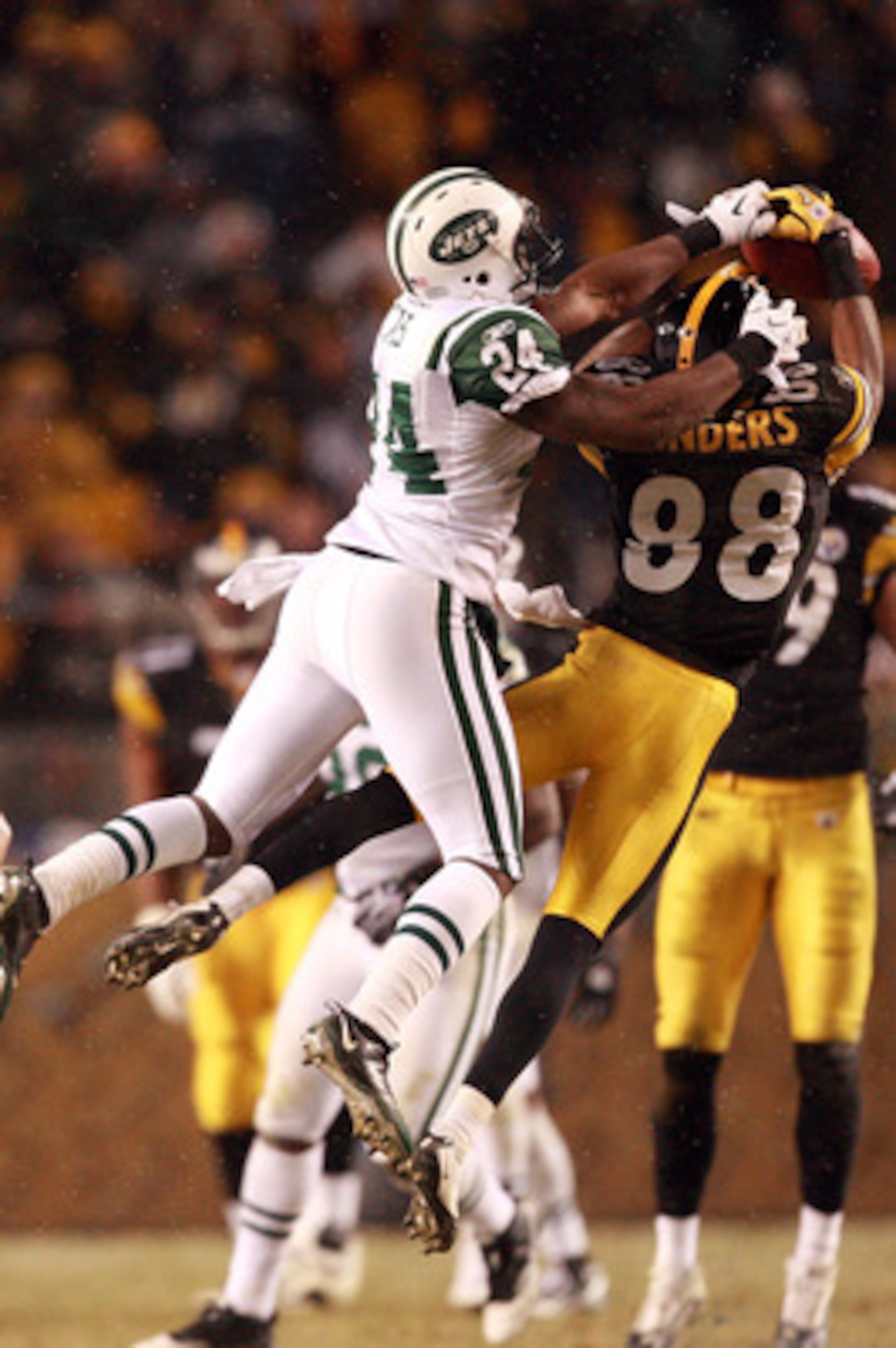 PITTSBURGH, PA - DECEMBER 19: Darrelle Revis #24 of the New York Jets breaks up a pass intended for Emmanuel Sanders #88 of the Pittsburgh Steelers during their game at Heinz Field on December 19, 2010 in Pittsburgh, Pennsylvania. (Photo by Karl Walter/ PITTSBURGH, PA - DECEMBER 19: Darrelle Revis #24 of the New York Jets breaks up a pass intended for Emmanuel Sanders #88 of the Pittsburgh Steelers during their game at Heinz Field on December 19, 2010 in Pittsburgh, Pennsylvania. (Photo by Karl Walter/