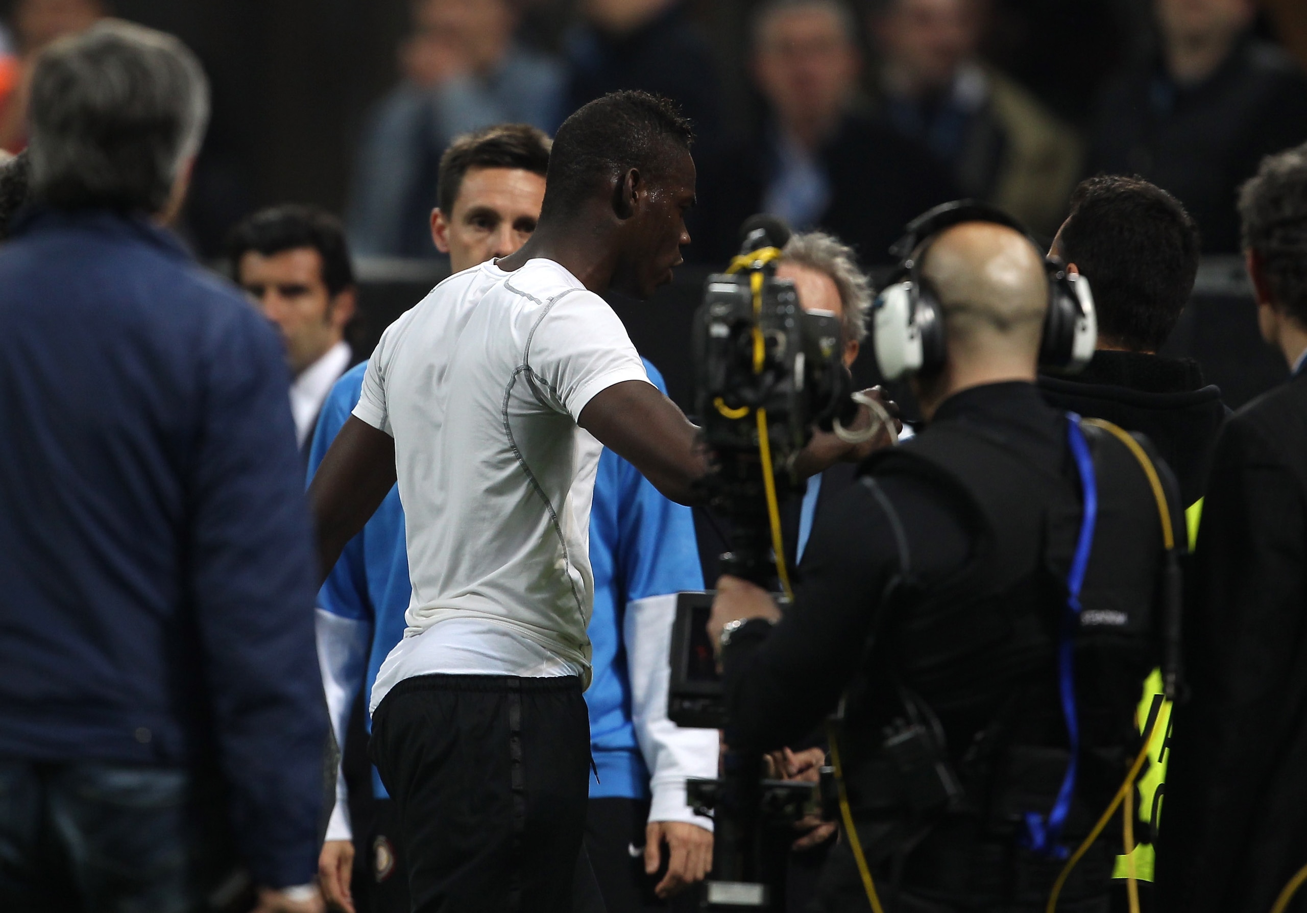 MILAN, ITALY - APRIL 20:  Mario Balotelli of Inter walks off the pitch in frustration after the UEFA Champions League Semi Final 1st Leg match between Inter Milan and Barcelona at the San Siro on April 20, 2010 in Milan, Italy.  (Photo by Julian Finney/Ge
