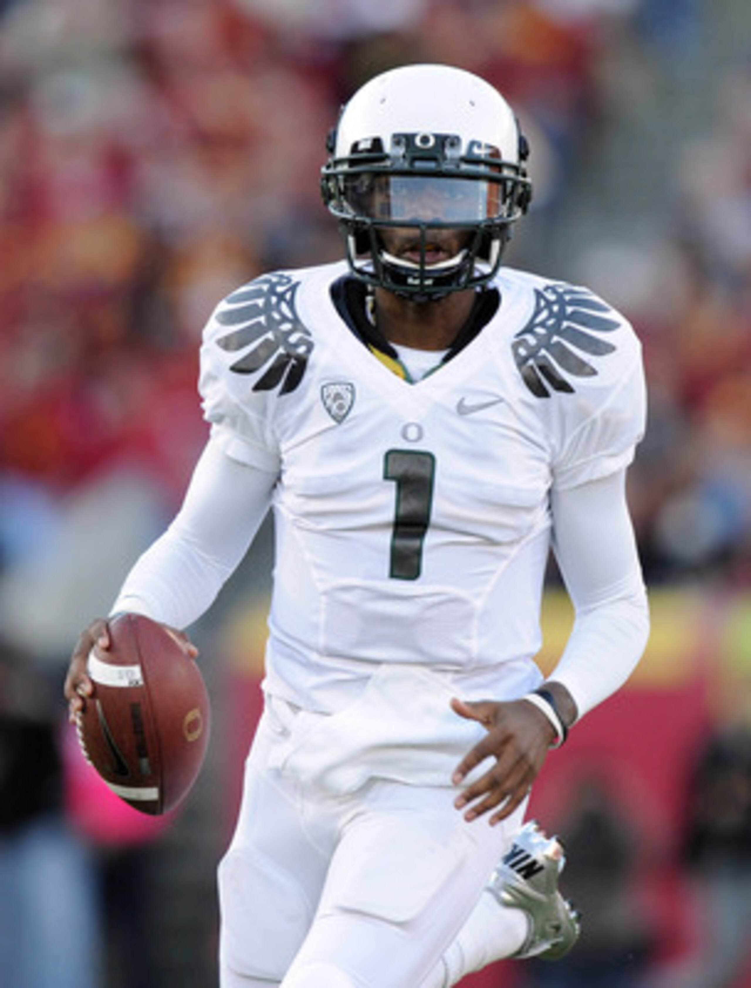 LOS ANGELES, CA - OCTOBER 30:  Darron Thomas #1 of the Oregon Ducks scrambles out of the pocket against the USC Trojans during the game at Los Angeles Memorial Coliseum on October 30, 2010 in Los Angeles, California.  (Photo by Harry How/Getty Images)