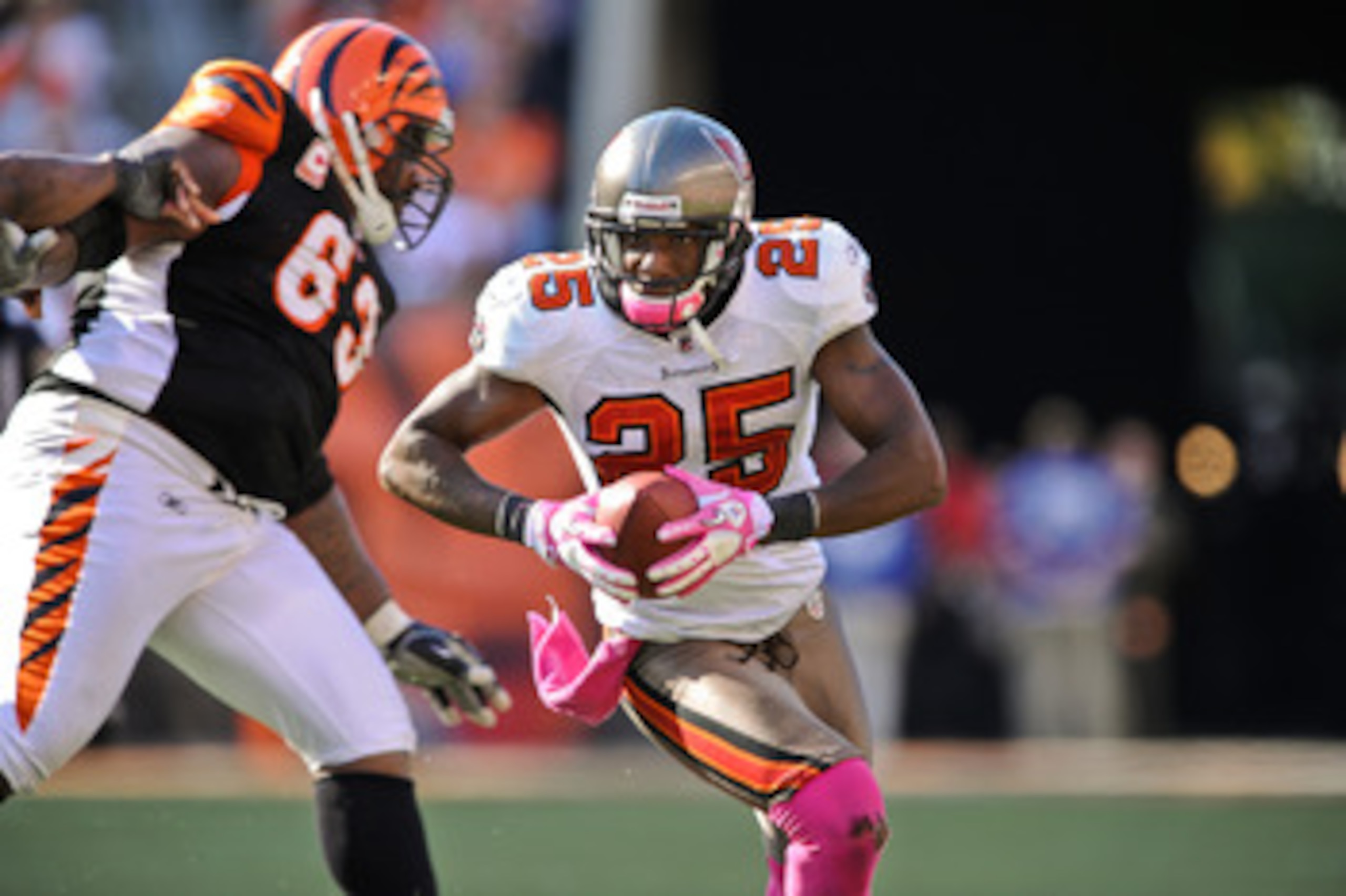 CINCINNATI, OH - OCTOBER 10: Aqib Talib #25 of the Tampa Bay Buccaneers returns an interception against the Cincinnati Bengals at Paul Brown Stadium on October 10, 2010 in Cincinnati, Ohio. (Photo by Jamie Sabau/Getty Images)