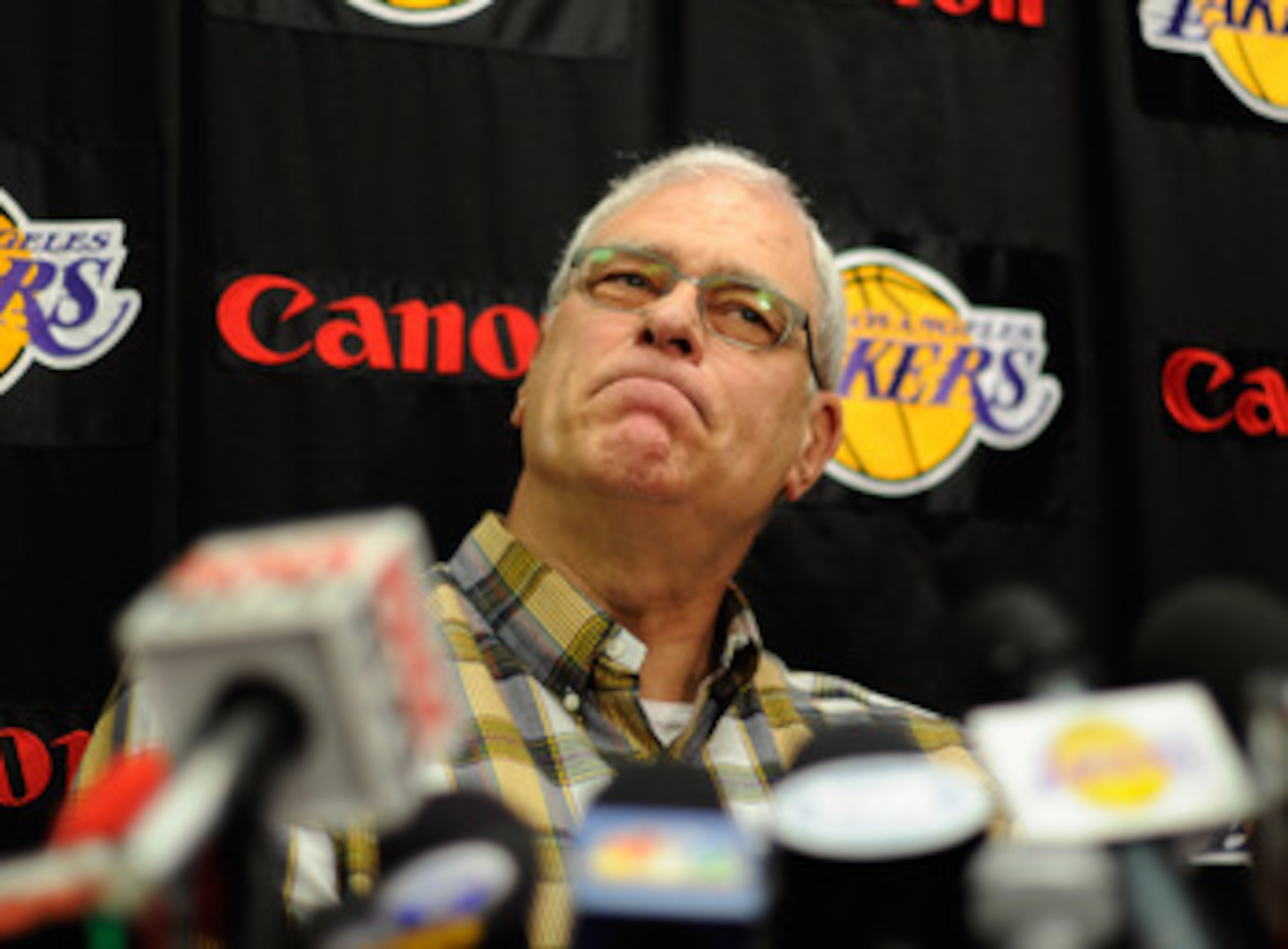 EL SEGUNDO, CA - MAY 11: Former coach of the Los Angeles Lakers Phil Jackson during a news conference at the Lakers training facility on May 11, 2011 in El Segundo, California. The Lakers were swept out of their best of seven series with the Dallas Maver EL SEGUNDO, CA - MAY 11: Former coach of the Los Angeles Lakers Phil Jackson during a news conference at the Lakers training facility on May 11, 2011 in El Segundo, California. The Lakers were swept out of their best of seven series with the Dallas Maver