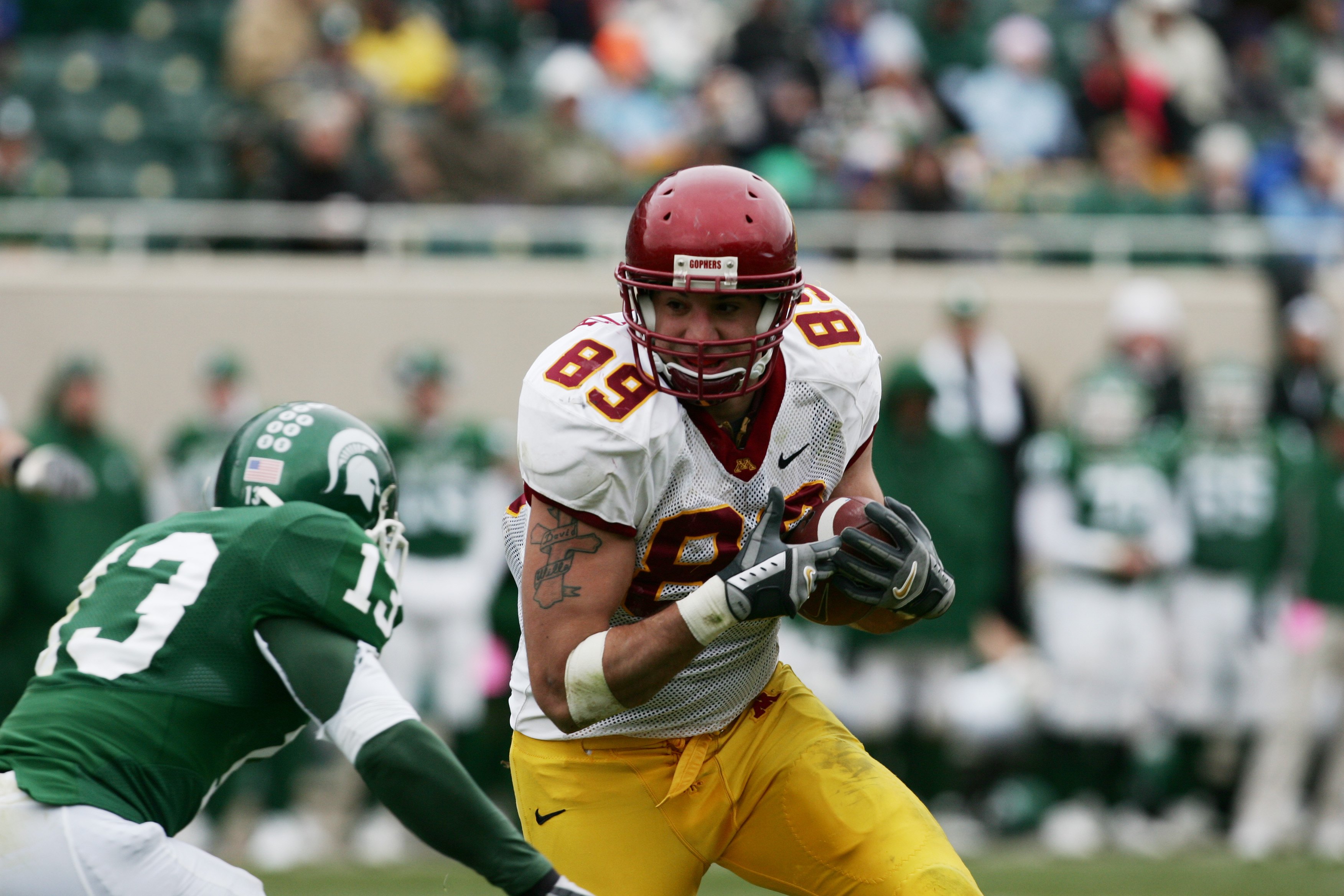 EAST LANSING, MI - NOVEMBER 11:  Tight end Matt Spaeth #89 of the Minnesota Golden Gophers carries the ball against the Michigan State Spartans at Spartan Stadium on November 11, 2006 in East Lansing, Michigan. Minnesota won 31-18. (Photo by Harry How/Get