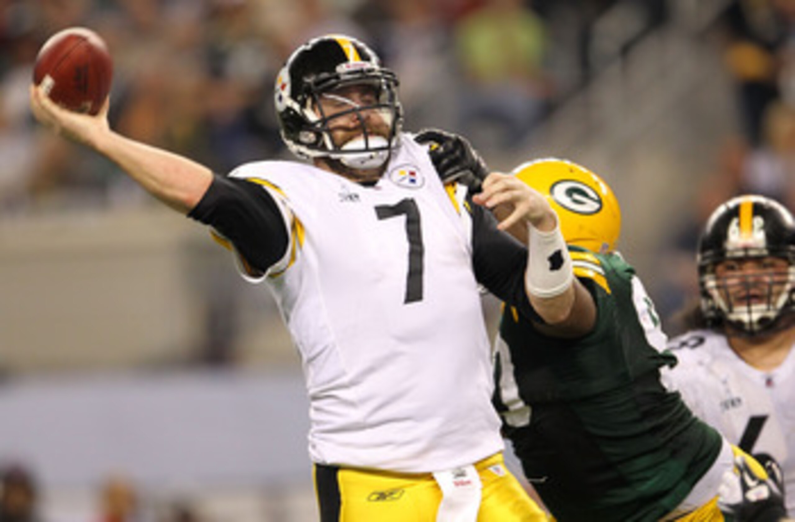 ARLINGTON, TX - FEBRUARY 06:  Ben Roethlisberger #7 of the Pittsburgh Steelers throws an 8 yard touchdown pass to Hines Ward against the Green Bay Packers during Super Bowl XLV at Cowboys Stadium on February 6, 2011 in Arlington, Texas.  (Photo by Jamie S