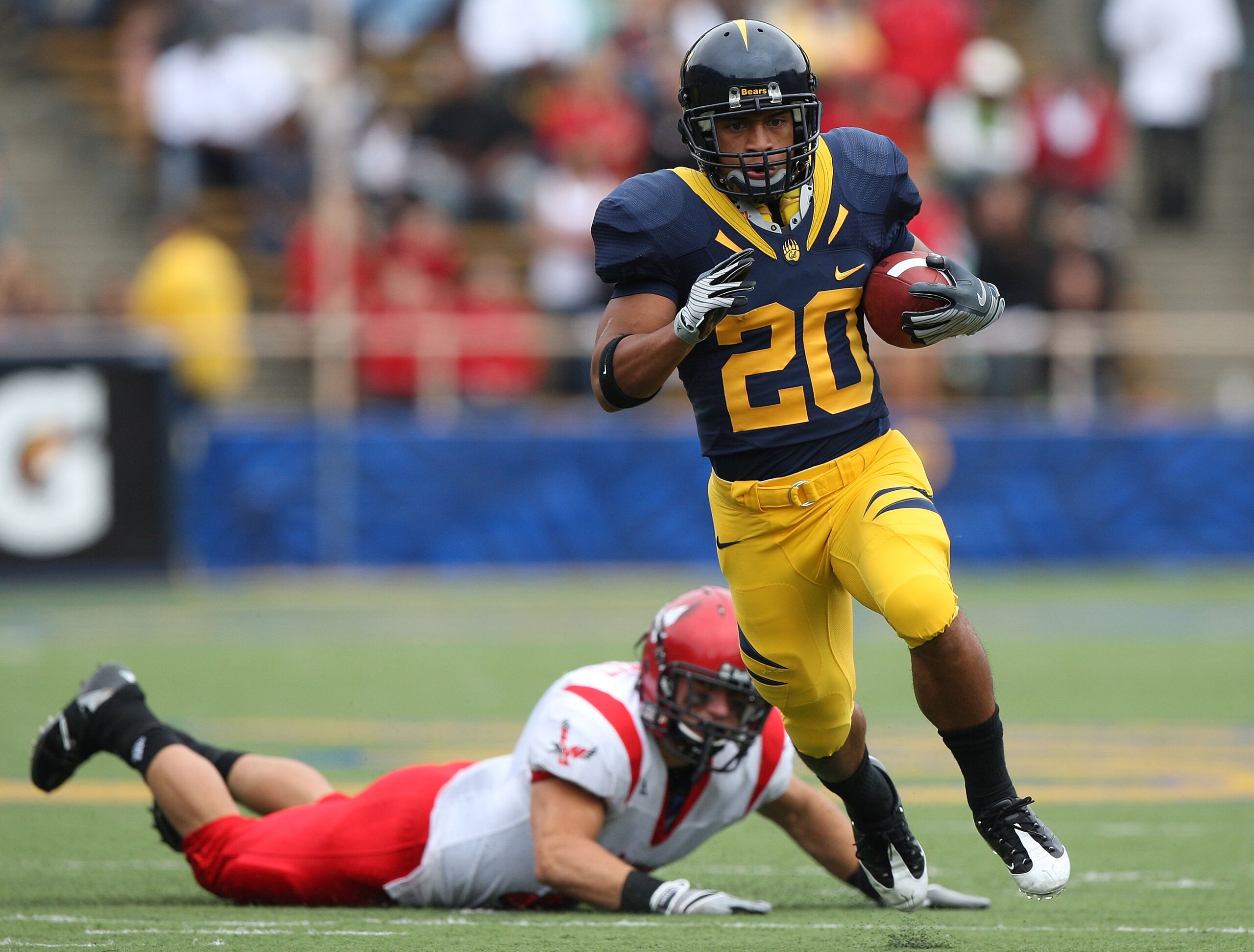 BERKELEY, CA - SEPTEMBER 12:  Isi Sofele #20 of the California Golden Bears runs against the Eastern Washington Eagles at Memorial Stadium on September 12, 2009 in Berkeley, California.  (Photo by Jed Jacobsohn/Getty Images)