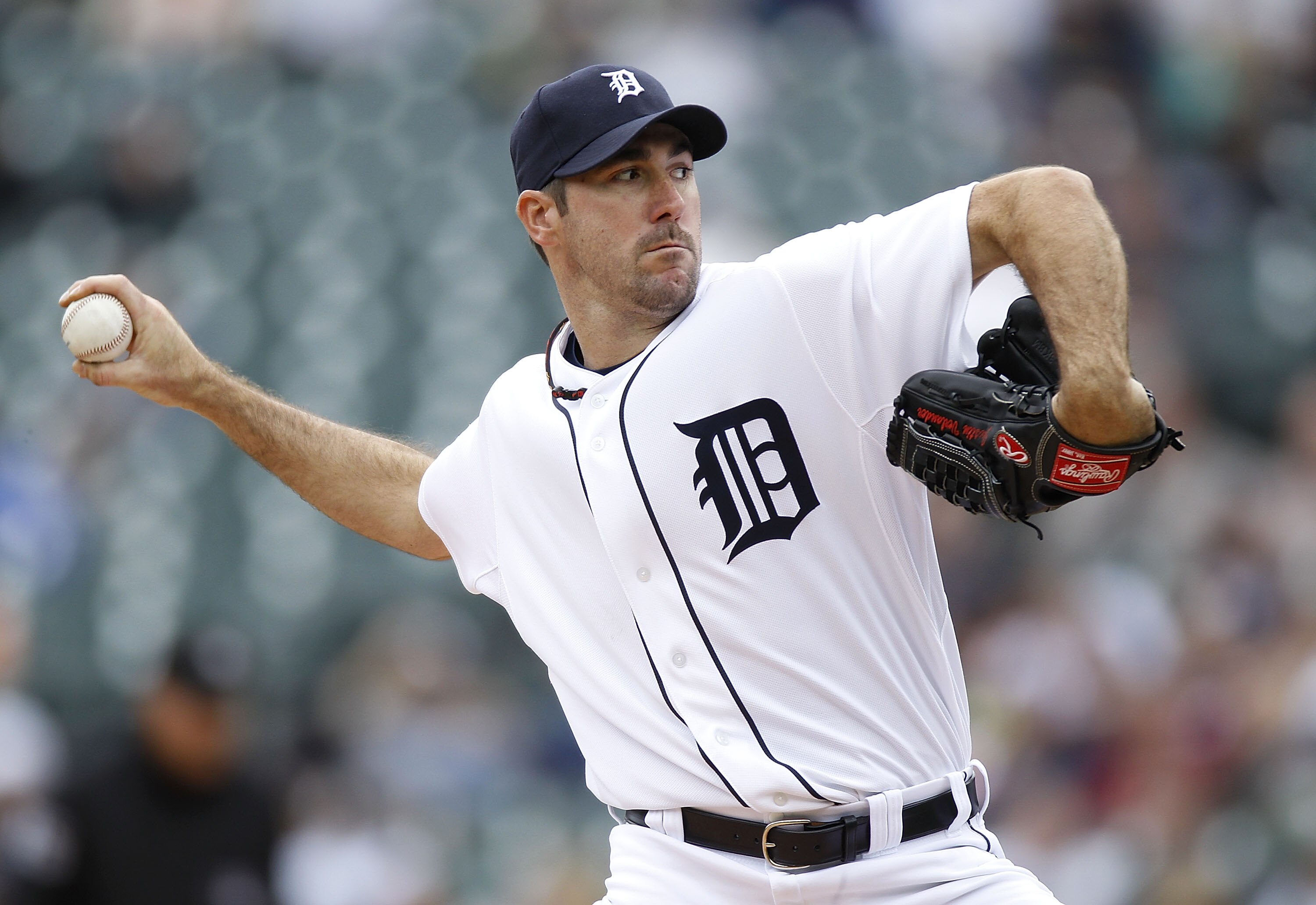 DETROIT, MI - APRIL 11:  Justin Verlander #35 of the Detroit Tigers throws a pitch while playing the Texas Rangers at Comerica Park on April 11, 2011 in Detroit, Michigan.  (Photo by Gregory Shamus/Getty Images)