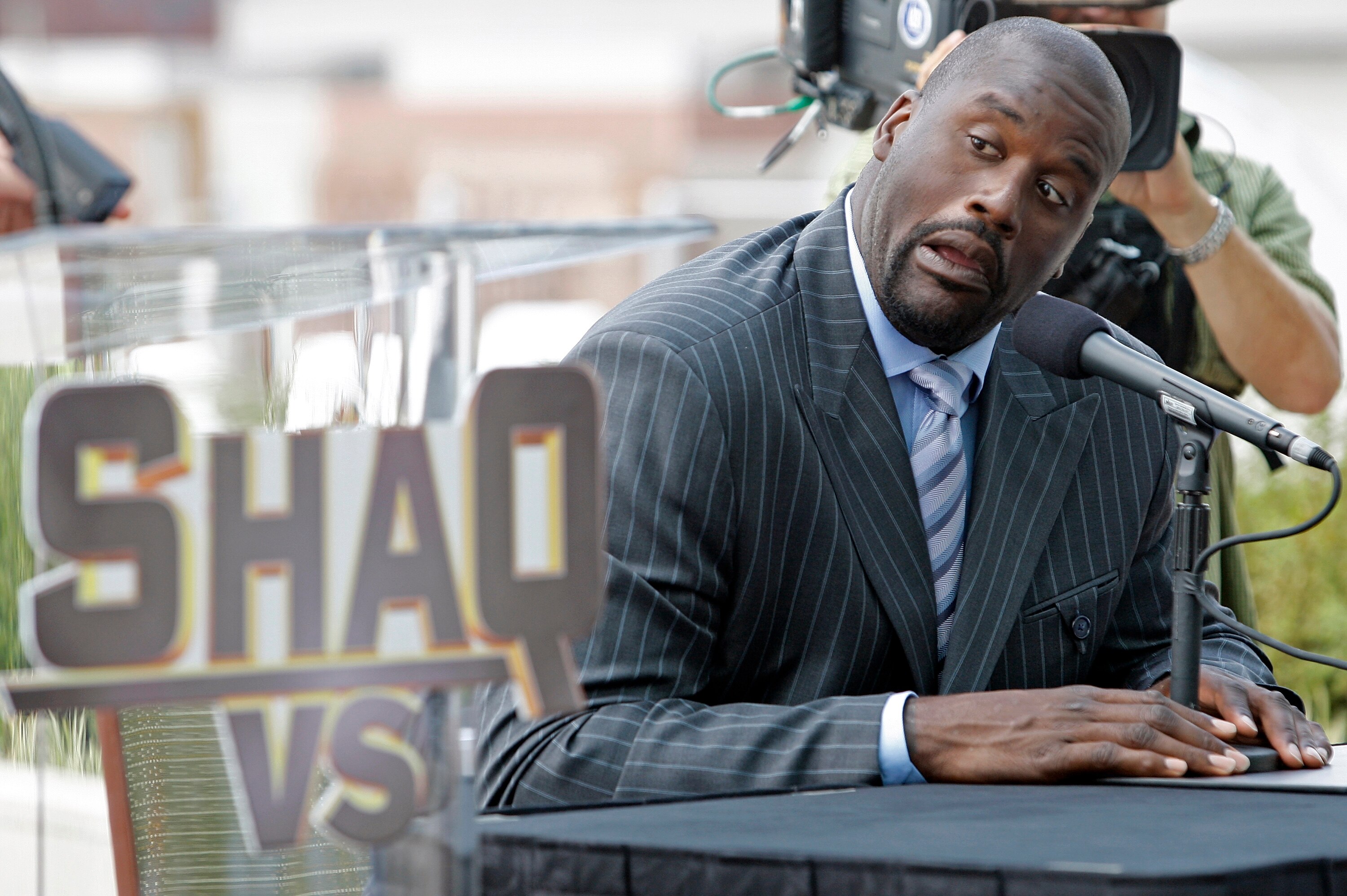 ST. LOUIS - AUGUST 12: Shaqille O'Neal makes a face after talking some trash to Albert Pujols at a press conference for ABC's 'Shaq VS' at the Four Seasons Hotel on August 12, 2009 in St. Louis, Mo.. (Photo by Thomas Gannam/Getty Images)