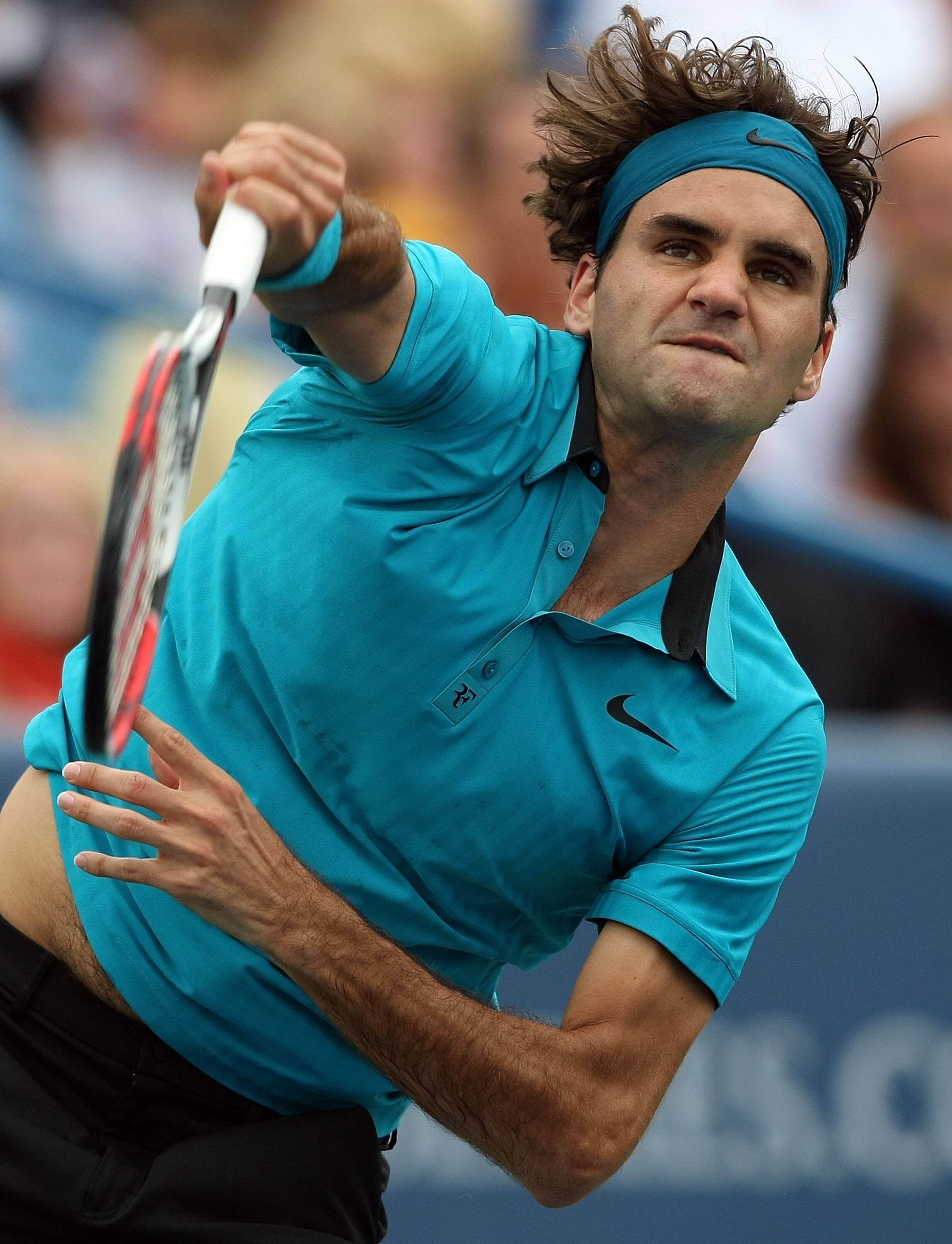 CINCINNATI - AUGUST 23:  Roger Federer of Switzerland serves against Novak Djokovic of Serbia in the Singles Final during day seven of the Western & Southern Financial Group Masters on August 23, 2009 at the Lindner Family Tennis Center in Cincinnati, Ohi