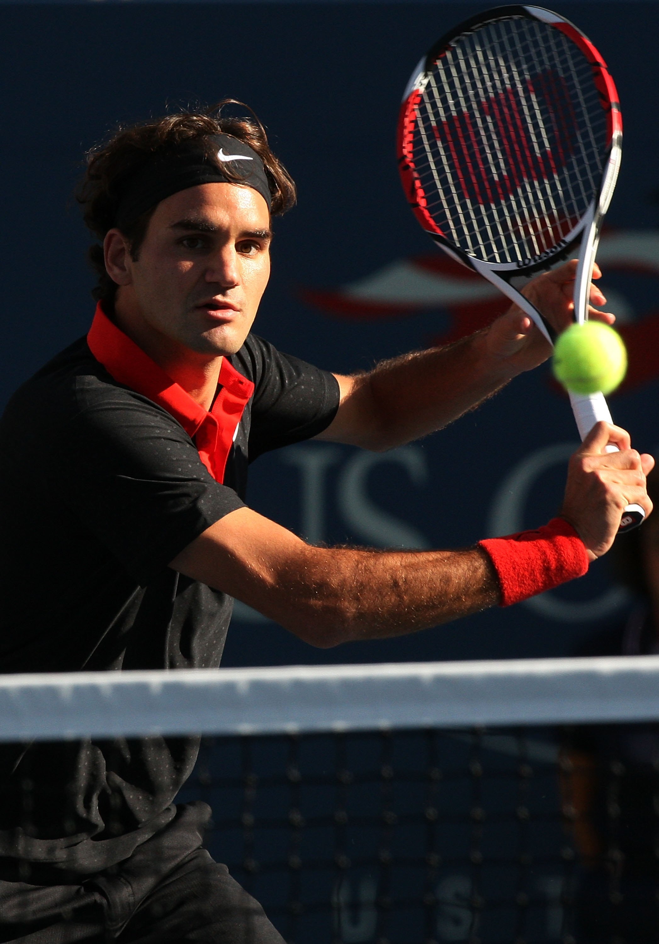 NEW YORK - SEPTEMBER 14:  Roger Federer of Switzerland returns a shot against Juan Martin Del Potro of Argentina during the Men's Singles final on day fifteen of the 2009 U.S. Open at the USTA Billie Jean King National Tennis Center on September 14, 2009