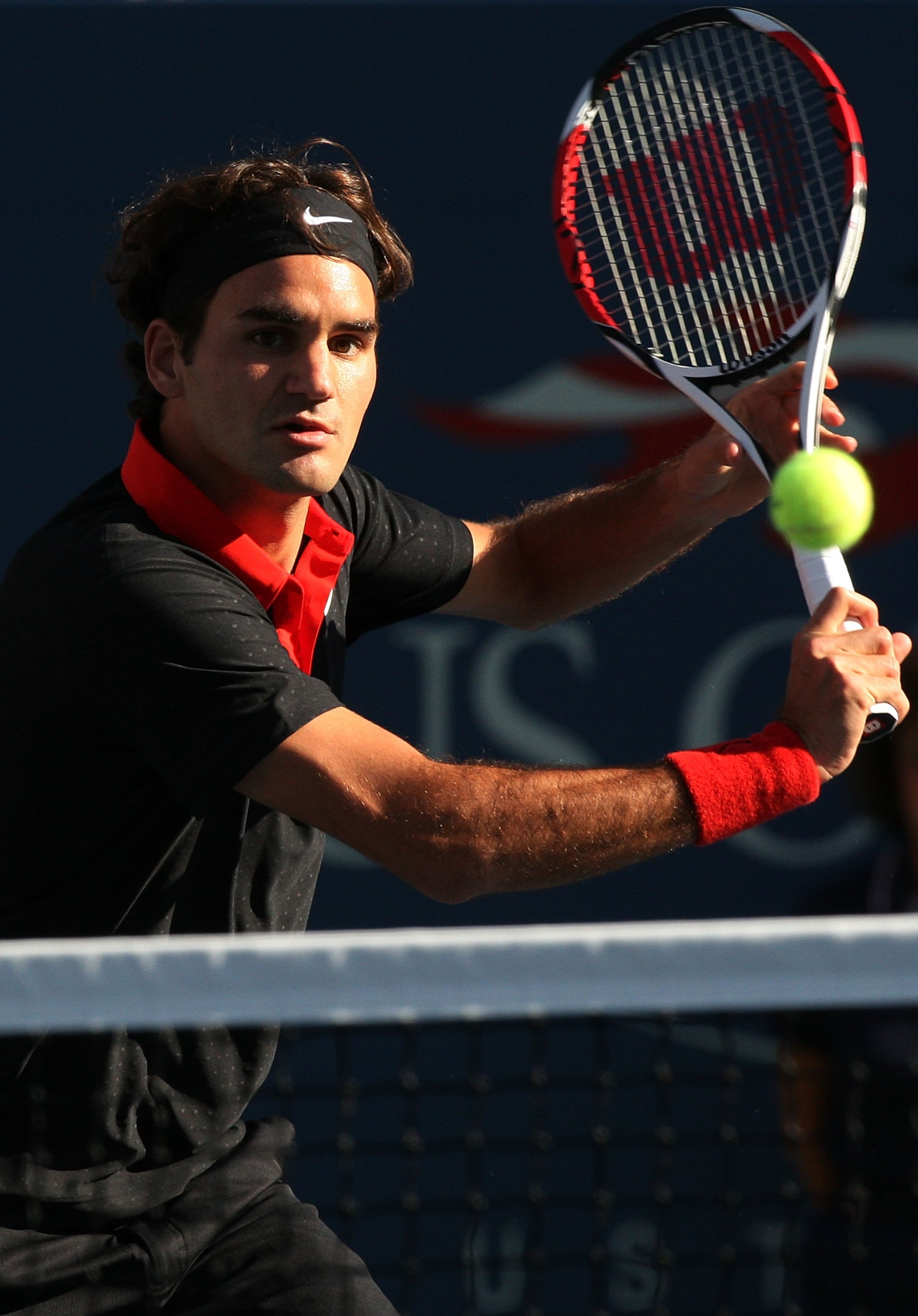 NEW YORK - SEPTEMBER 14:  Roger Federer of Switzerland returns a shot against Juan Martin Del Potro of Argentina during the Men's Singles final on day fifteen of the 2009 U.S. Open at the USTA Billie Jean King National Tennis Center on September 14, 2009