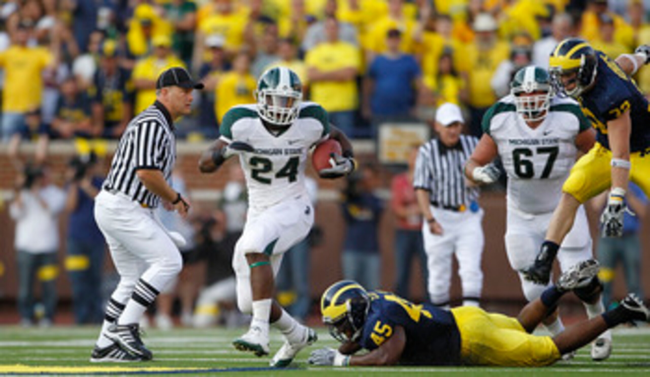 ANN ARBOR, MI - OCTOBER 09:  Le'Veon Bell #24 of the Michigan State Spartans scores on a 41 yard touchdown in the second quarter during the game against the Michigan Wolverines during the game on October 9, 2010 at Michigan Stadium in Ann Arbor, Michigan.