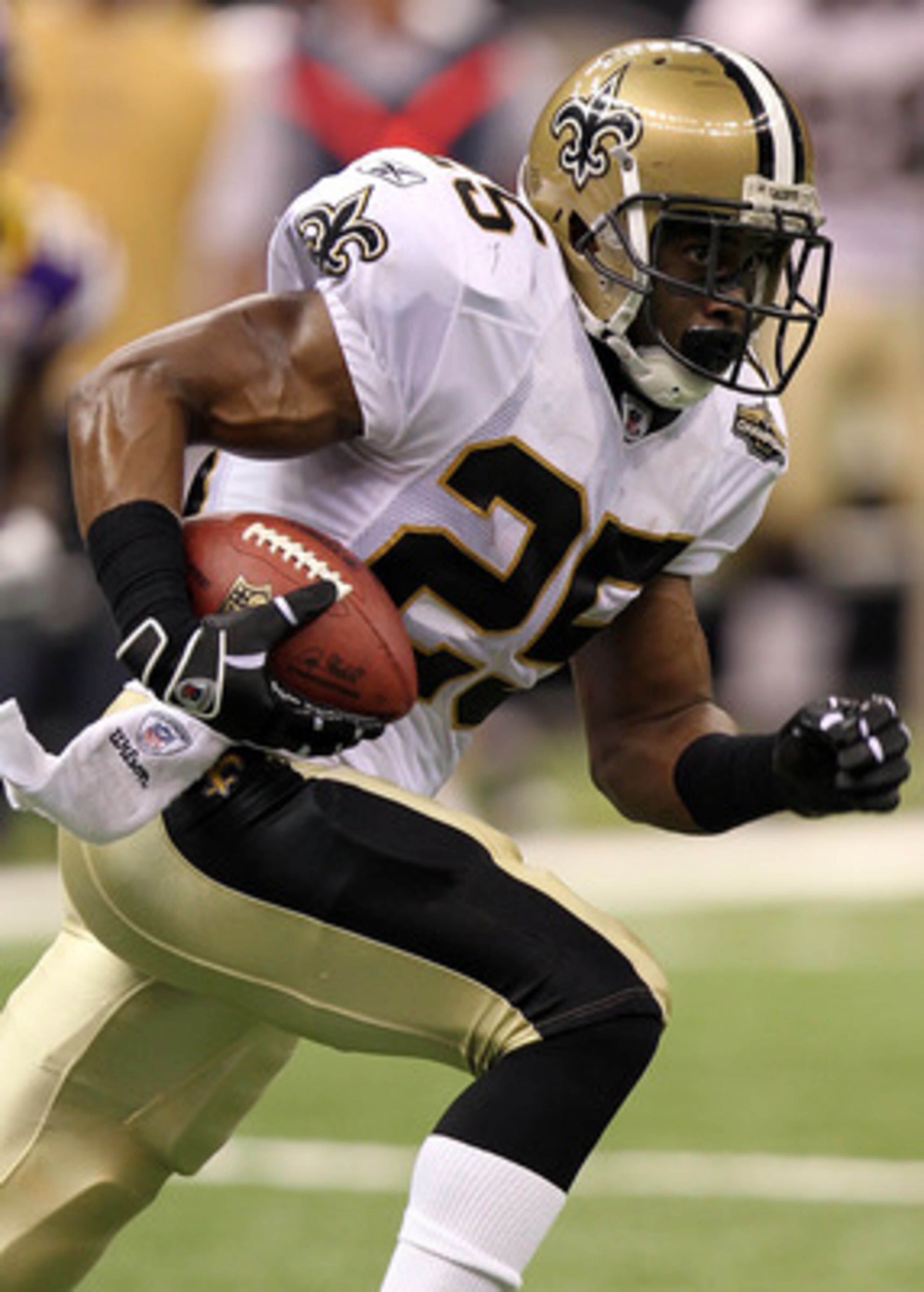 NEW ORLEANS - SEPTEMBER 09:  Running back Reggie Bush #25 of the New Orleans Saints at Louisiana Superdome on September 9, 2010 in New Orleans, Louisiana.  (Photo by Ronald Martinez/Getty Images)
