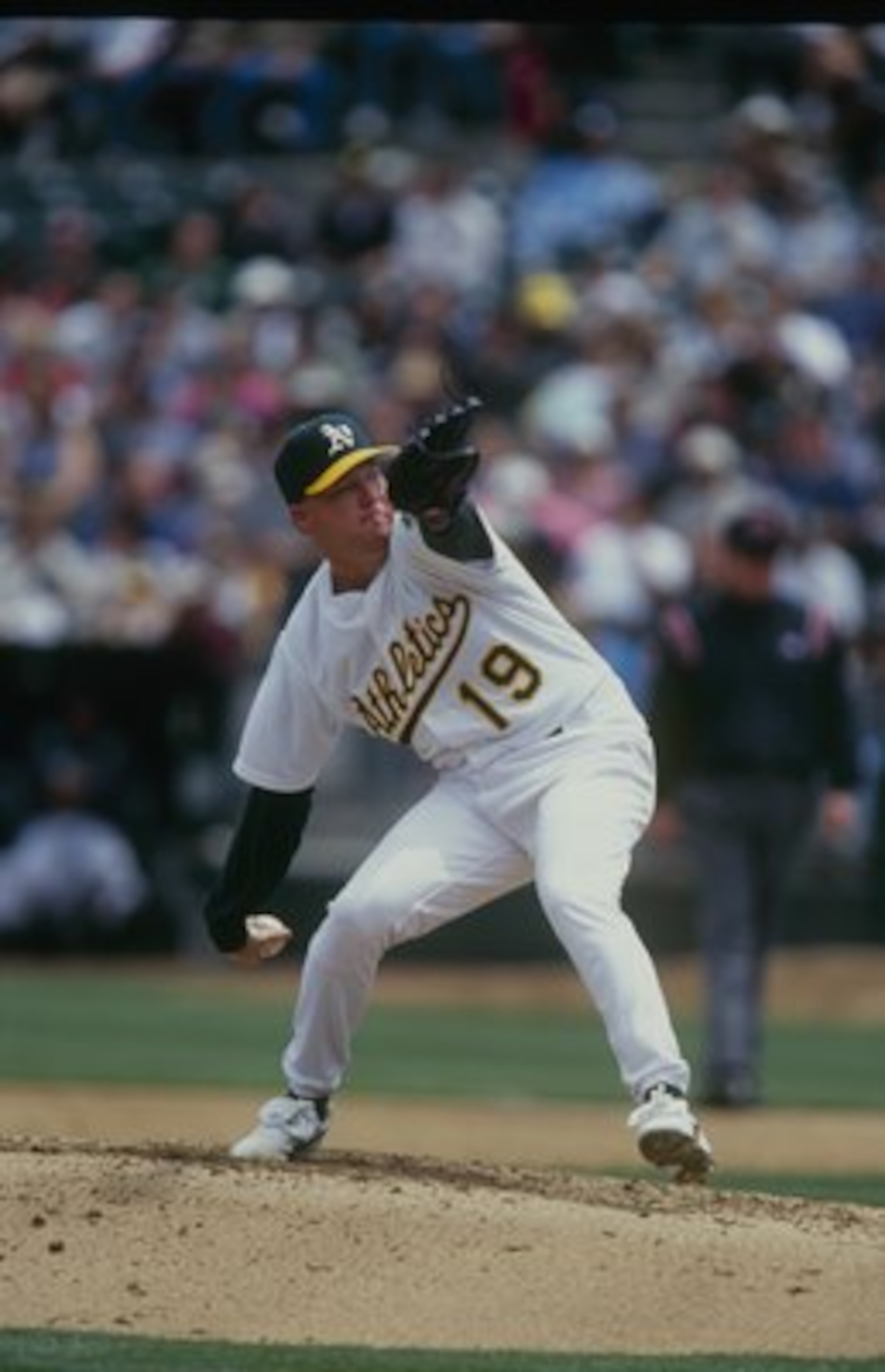 OAKLAND, CA - MAY 13:  Kevin Appier #19 of the Oakland Athletics pitches during the game against the Seattle Mariners at Network Associates Coliseum on May 13, 2000 in Oakland, California. (Photo by Stephen Dunn/Getty Images)