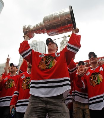 CHICAGO - JUNE 11: Jonathan Toews #19 hoists the cup during the Chicago Blackhawks Stanley Cup victory parade and rally on June 11, 2010 in Chicago, Illinois. (Photo by Jonathan Daniel/Getty Images)