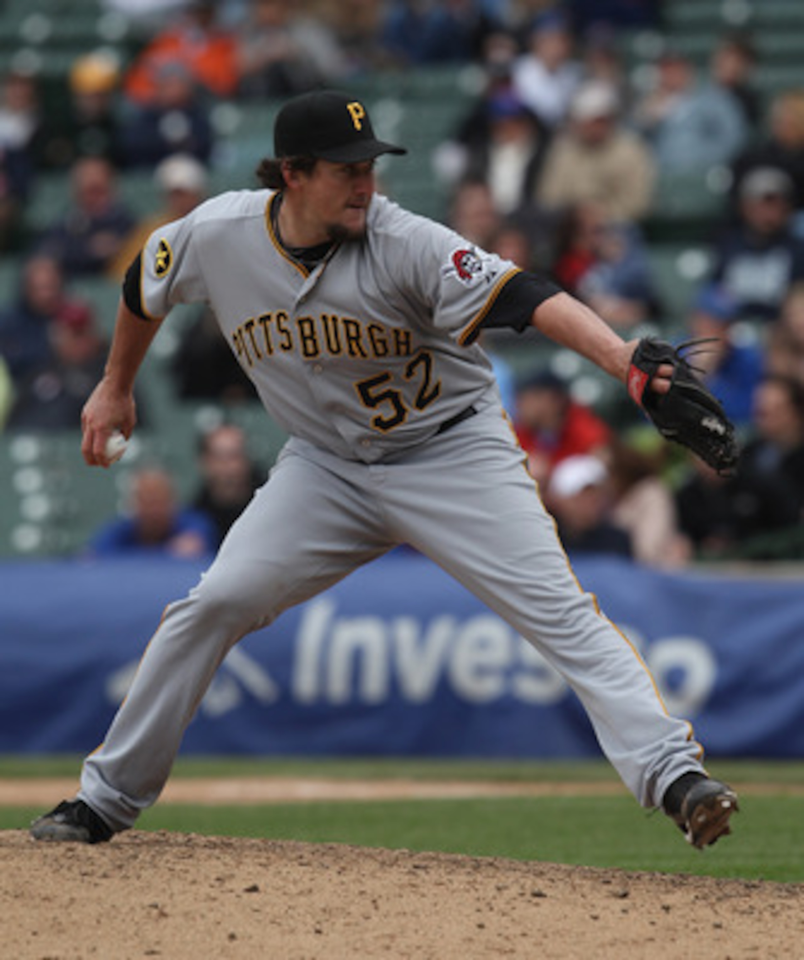 CHICAGO, IL - MAY 27: Joel Hanrahan #52 of the Pittsburgh Pirates pitches in the 9th inning against the Chicago Cubs at Wrigley Field on May 27, 2011 in Chicago, Illinois. The Pirates defeated the Cubs 4-2.  (Photo by Jonathan Daniel/Getty Images)