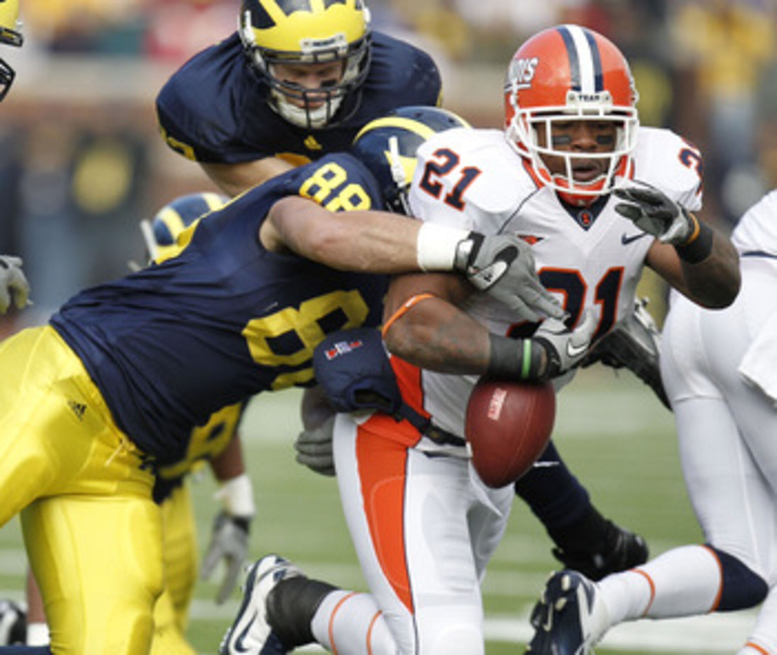 ANN ARBOR, MI - NOVEMBER 06:  Jason Ford #21 of the Illinois Fighting Illini fumbles while being tackled by Craig Roh #88 of the Michigan Wolverines at Michigan Stadium on November 6, 2010 in Ann Arbor, Michigan.  (Photo by Gregory Shamus/Getty Images)