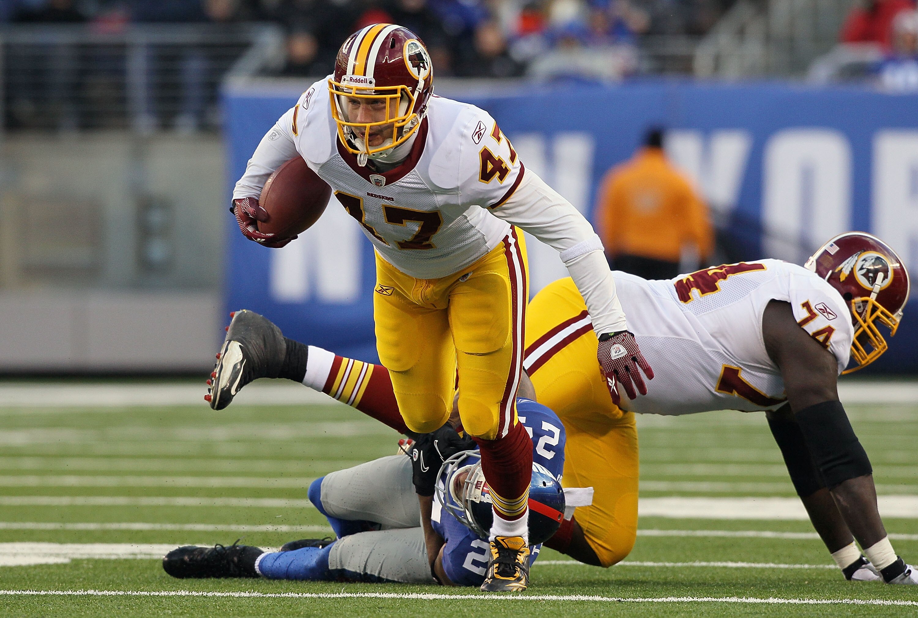 EAST RUTHERFORD, NJ - DECEMBER 05: Chris Cooley #47 of the Washington Redskins runs the ball after a reception against the New York Giants on December 5, 2010 at the New Meadowlands Stadium in East Rutherford, New Jersey. The Giants defeated the Redskins