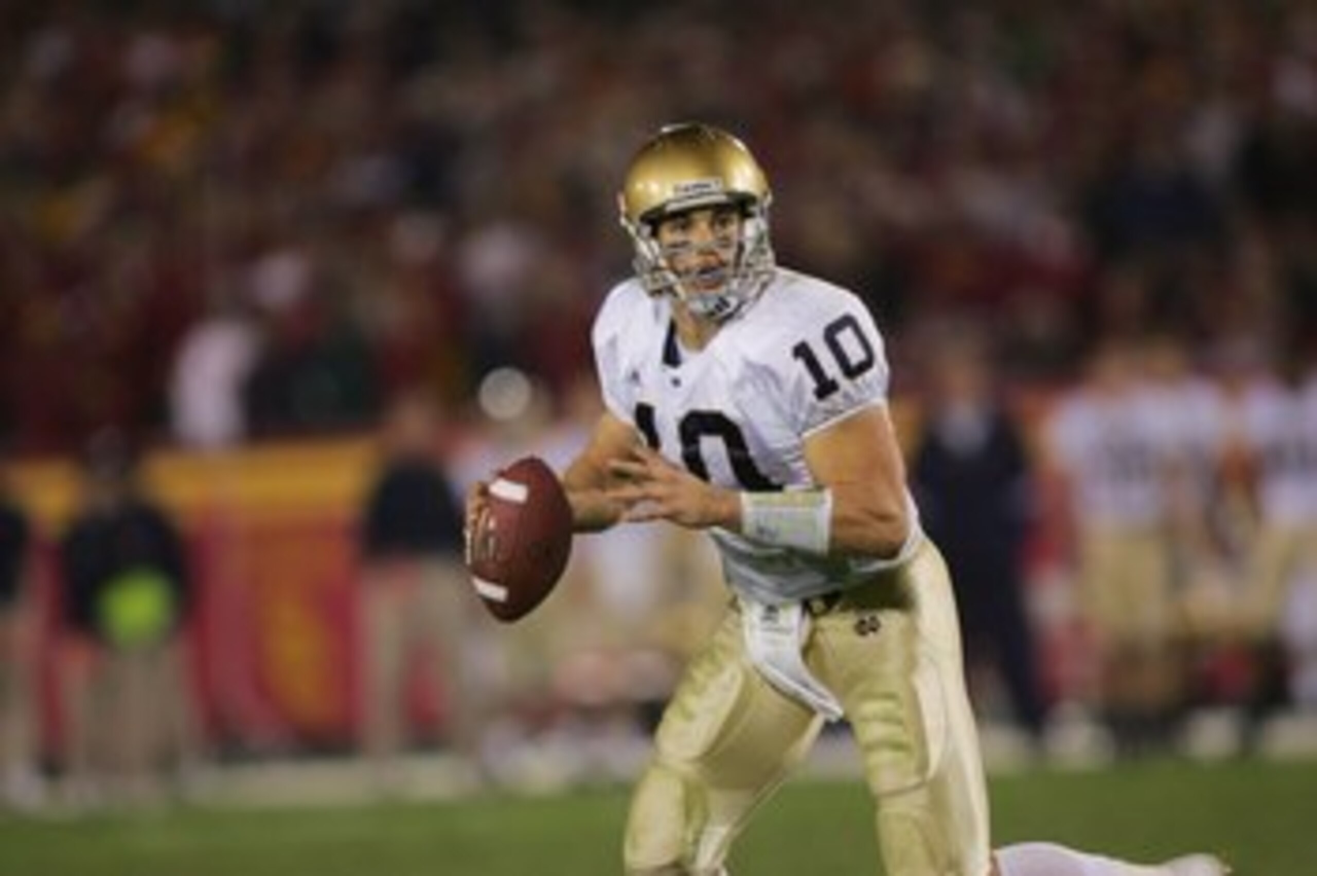LOS ANGELES - NOVEMBER 25: Quarterback Brady Quinn #10 of the Notre Dame Fighting Irish looks for a receiver against the USC Trojans at the Los Angeles Memorial Coliseum on November 25, 2006 in Los Angeles, California. USC won 44-24. (Photo by Stephen Du LOS ANGELES - NOVEMBER 25: Quarterback Brady Quinn #10 of the Notre Dame Fighting Irish looks for a receiver against the USC Trojans at the Los Angeles Memorial Coliseum on November 25, 2006 in Los Angeles, California. USC won 44-24. (Photo by Stephen Du