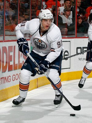 PHILADELPHIA, PA - MARCH 08:  Magnus Paajarvi #91 of the Edmonton Oilers moves the puck during an NHL hockey game against the Philadelphia Flyers at the Wells Fargo Center on March 8, 2011 in Philadelphia, Pennsylvania.  (Photo by Paul Bereswill/Getty Ima