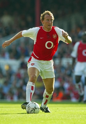LONDON - 21 SEPTEMBER:  Ray Parlour of Arsenal on the ball during the FA Barclaycard Premiership match between Arsenal and Bolton Wanderers at Highbury in London on September 21, 2002. Arsenal won 2-1. (photo By Ben Radford/Getty Images)