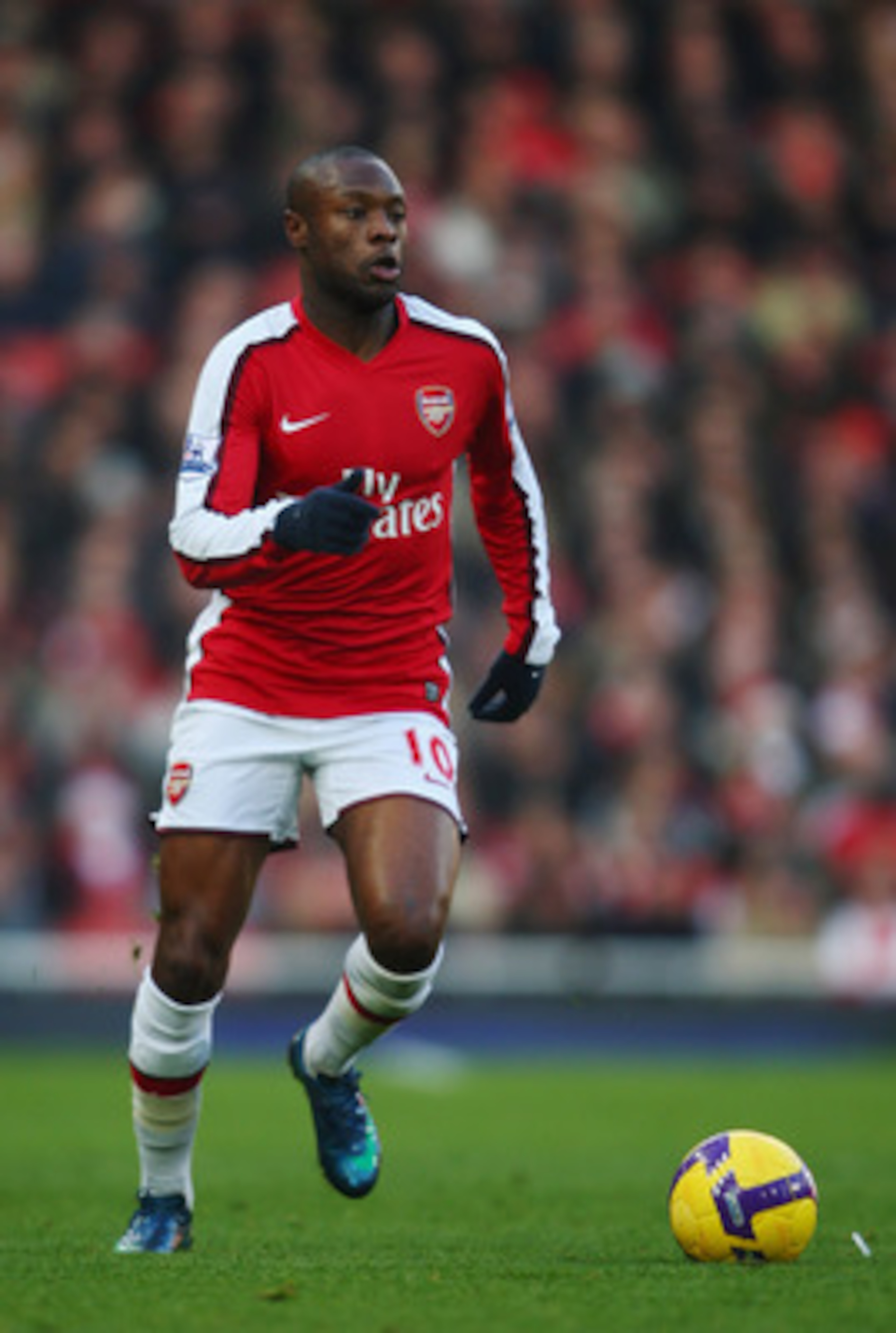 LONDON - DECEMBER 28: William Gallas of Arsenal runs with the ball during the Barclays Premier League match between Arsenal and Portsmouth at the Emirates Stadium on December 28, 2008 in London, England. (Photo by Jamie McDonald/Getty Images) LONDON - DECEMBER 28: William Gallas of Arsenal runs with the ball during the Barclays Premier League match between Arsenal and Portsmouth at the Emirates Stadium on December 28, 2008 in London, England. (Photo by Jamie McDonald/Getty Images)