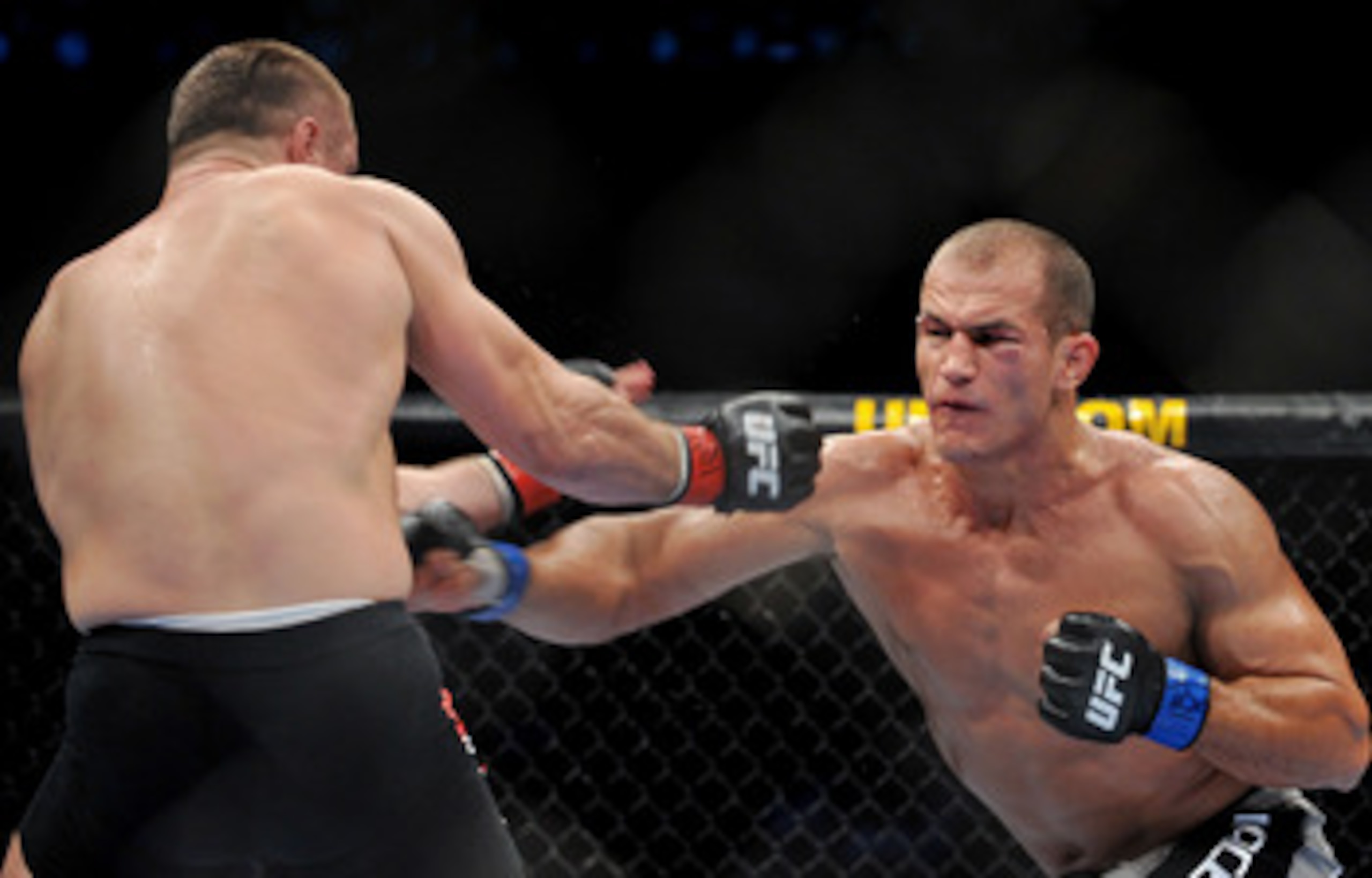 DALLAS - SEPTEMBER 19:  UFC fighter Junior Dos Santos (R) battles UFC fighter Mirko Cro Cop (L) during their Heavyweight bout at UFC 103: Franklin vs. Belfort at the American Airlines Center on September 19, 2009 in Dallas, Texas.  (Photo by Jon Kopaloff/