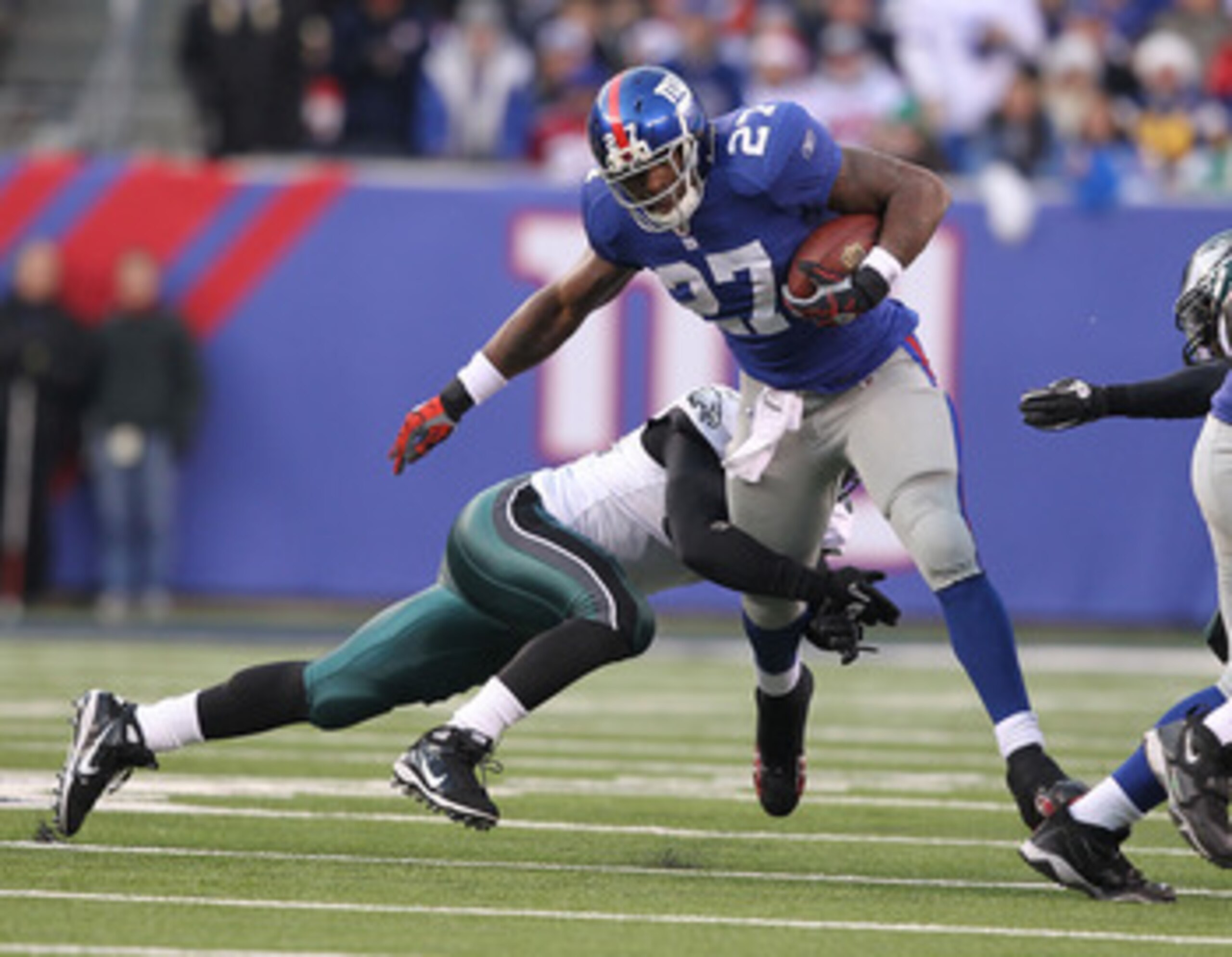 EAST RUTHERFORD, NJ - DECEMBER 19: Brandon Jacobs #27 of the New York Giants runs with the ball against the Philadelphia Eagles during their game on December 19, 2010 at The New Meadowlands Stadium in East Rutherford, New Jersey. (Photo by Al Bello/Get EAST RUTHERFORD, NJ - DECEMBER 19: Brandon Jacobs #27 of the New York Giants runs with the ball against the Philadelphia Eagles during their game on December 19, 2010 at The New Meadowlands Stadium in East Rutherford, New Jersey. (Photo by Al Bello/Get