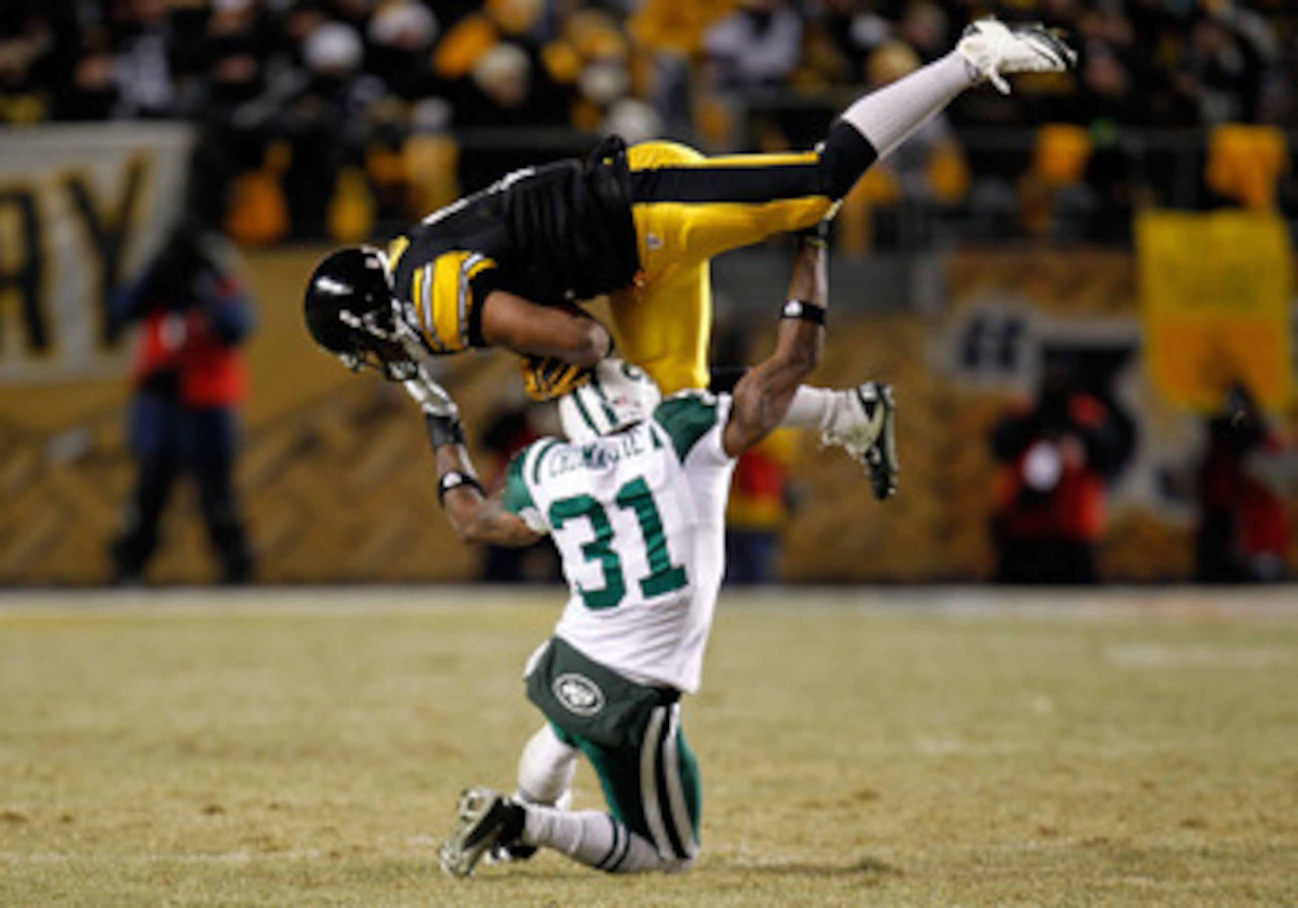 PITTSBURGH, PA - JANUARY 23:  Mewelde Moore #21 of the Pittsburgh Steelers catches a pass over Antonio Cromartie #31 of the New York Jets in the third quarter of the 2011 AFC Championship game at Heinz Field on January 23, 2011 in Pittsburgh, Pennsylvania