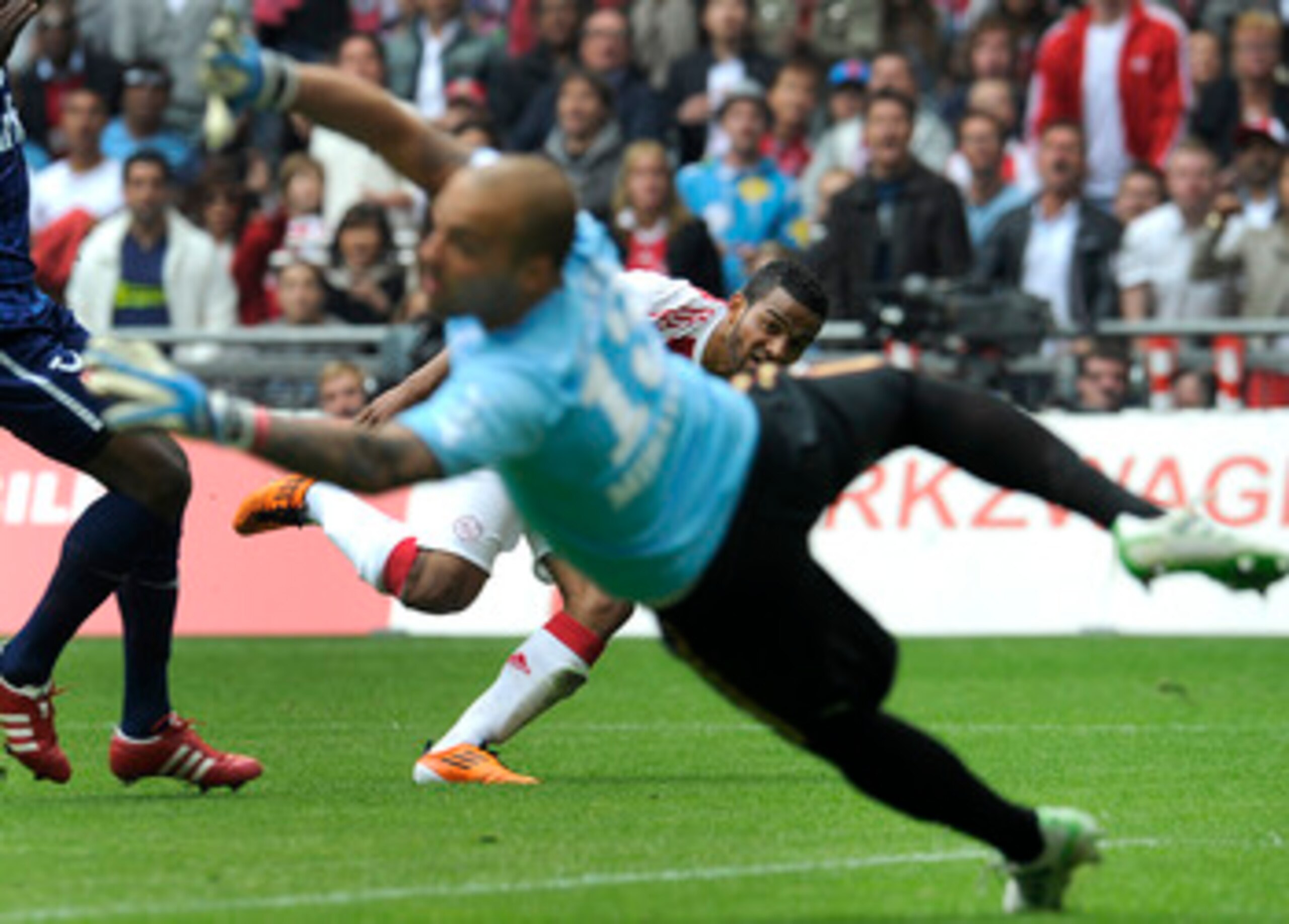 AMSTERDAM, THE NETHERLANDS - MAY 15:   Lorenzo Ebecilio of Ajax Amsterdam battles with Nikolay Mihaylov of FC Twente looks on during the Eridivisie match between Ajax Amsterdam and FC Twente at the Amsterdam Arena on May 15, 2010 in Amsterdam, The Netherl