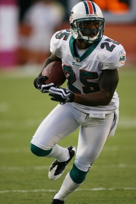 MIAMI - OCTOBER 04:  Safety Will Allen #25 of the Miami Dolphins runs the ball against the Buffalo Bills at Land Shark Stadium on October 4, 2009 in Miami, Florida. Miami defeated Buffalo 31-30.  (Photo by Marc Serota/Getty Images)