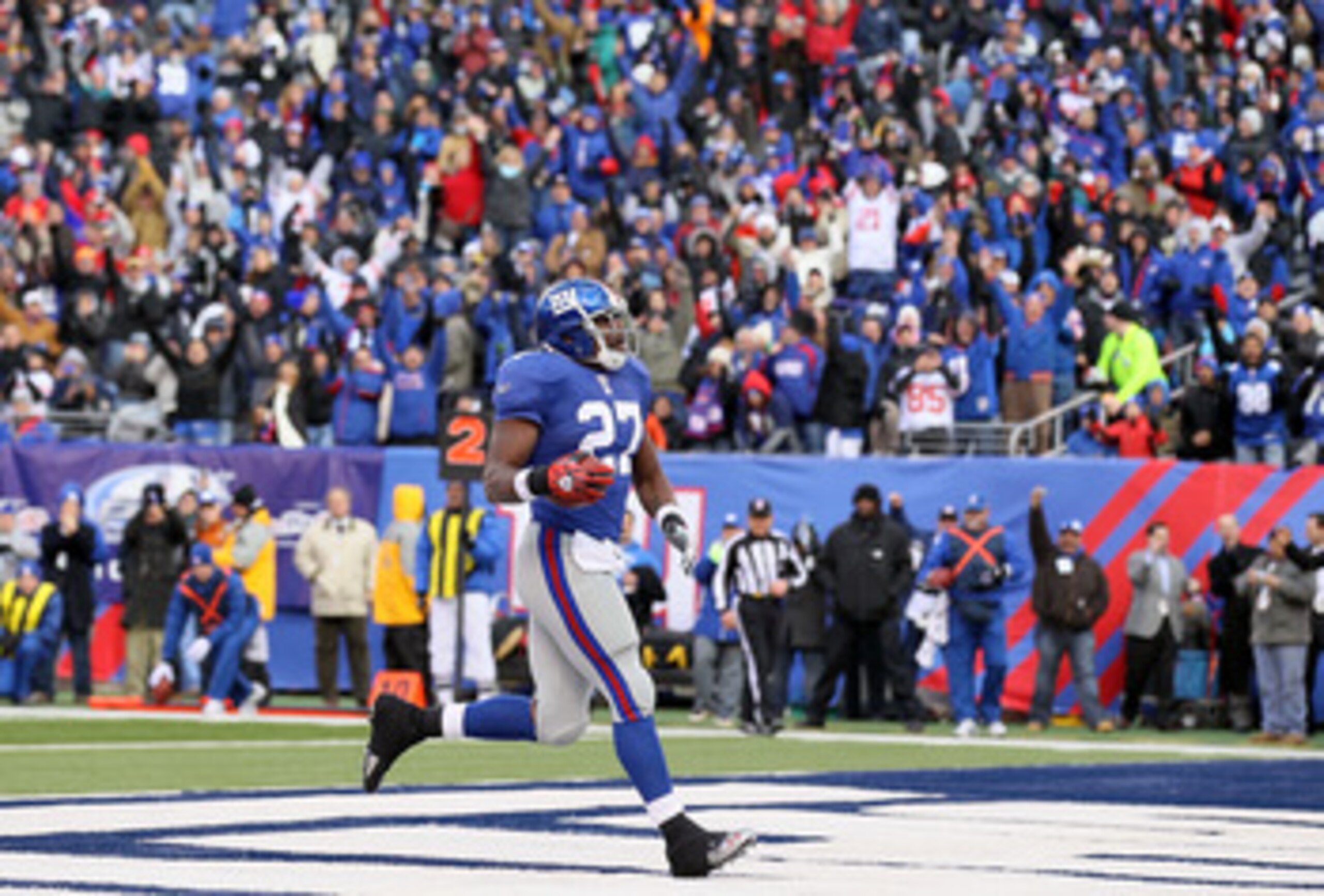 EAST RUTHERFORD, NJ - DECEMBER 05:  Brandon Jacobs #27 of the New York Giants carries the ball into the endzone for a first quarter touchdown against the Washington Redskins  on December 5, 2010 at the New Meadowlands Stadium in East Rutherford, New Jerse