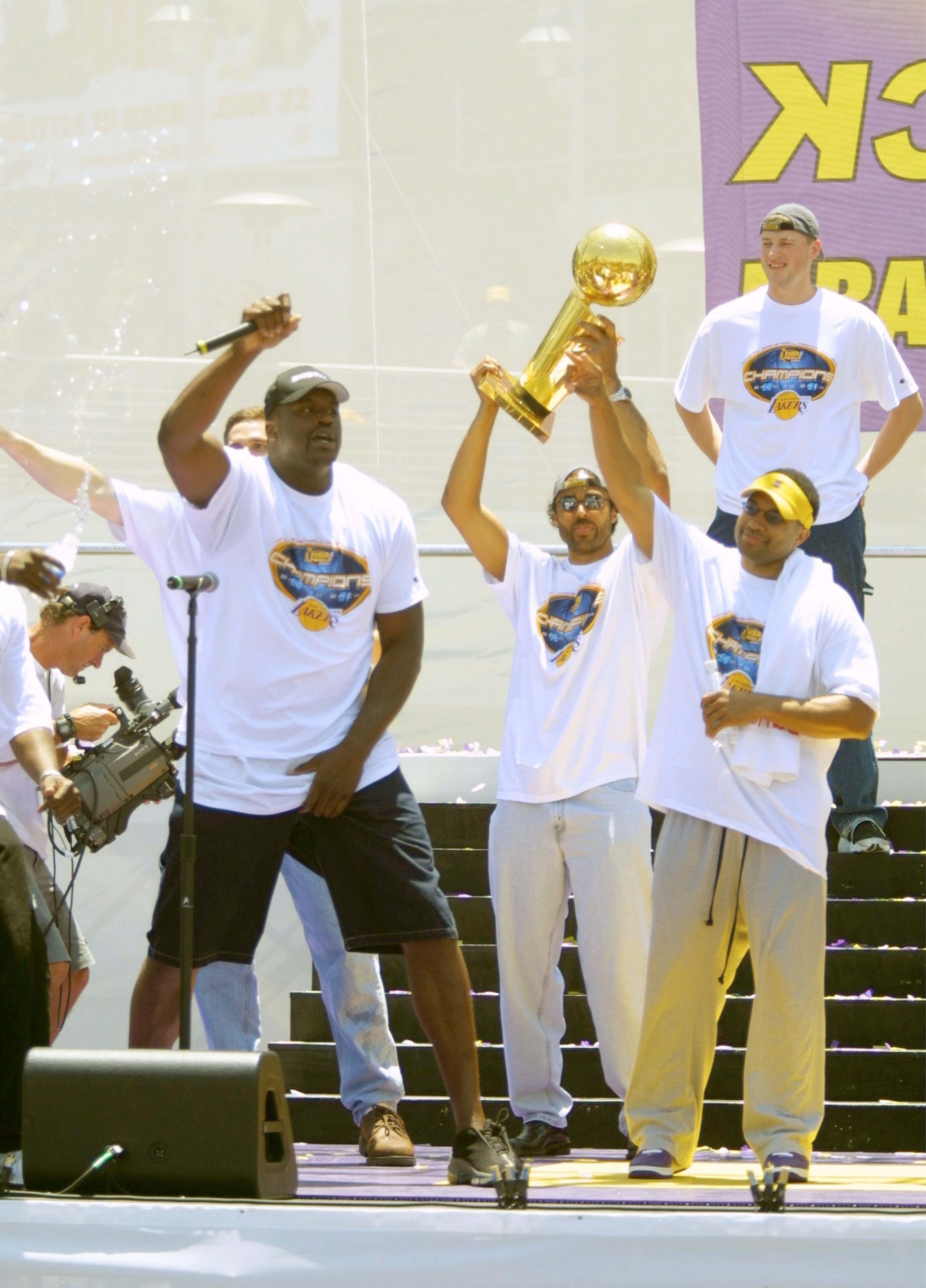 390754 01: Shaquille O''Neal, left, of the Los Angeles Lakers raps on stage as teammates Rick Fox, center, Derek Fisher, right, and Vitaly Potapenko look on June 18, 2001 during the Lakers'' NBA championship parade at Staples Center in Los Angeles. (Photo