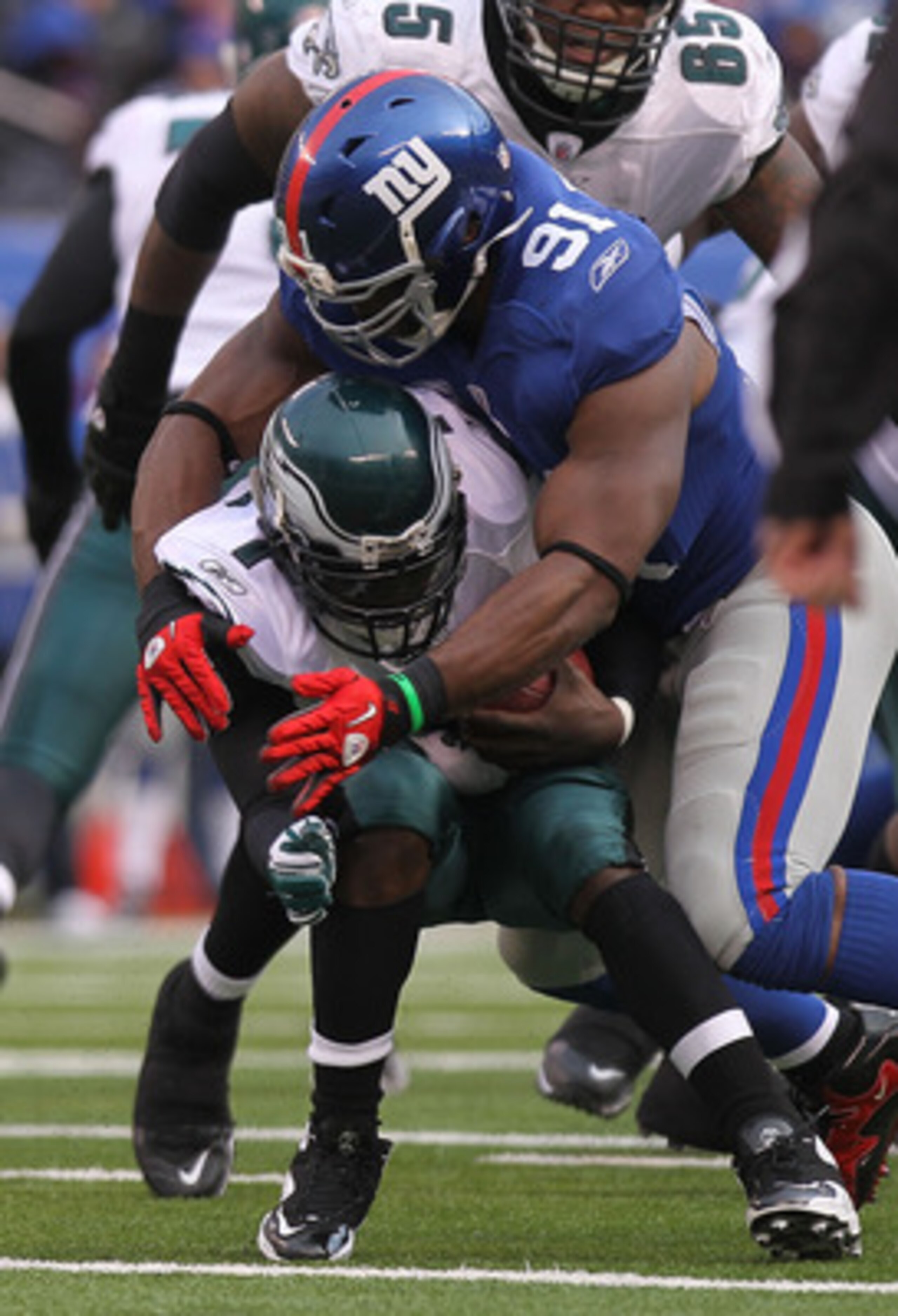 EAST RUTHERFORD, NJ - DECEMBER 19: Justin Tuck #91 of the New York Giants sacks Michael Vick #7 of the Philadelphia Eagles at New Meadowlands Stadium on December 19, 2010 in East Rutherford, New Jersey. (Photo by Nick Laham/Getty Images) EAST RUTHERFORD, NJ - DECEMBER 19: Justin Tuck #91 of the New York Giants sacks Michael Vick #7 of the Philadelphia Eagles at New Meadowlands Stadium on December 19, 2010 in East Rutherford, New Jersey. (Photo by Nick Laham/Getty Images)