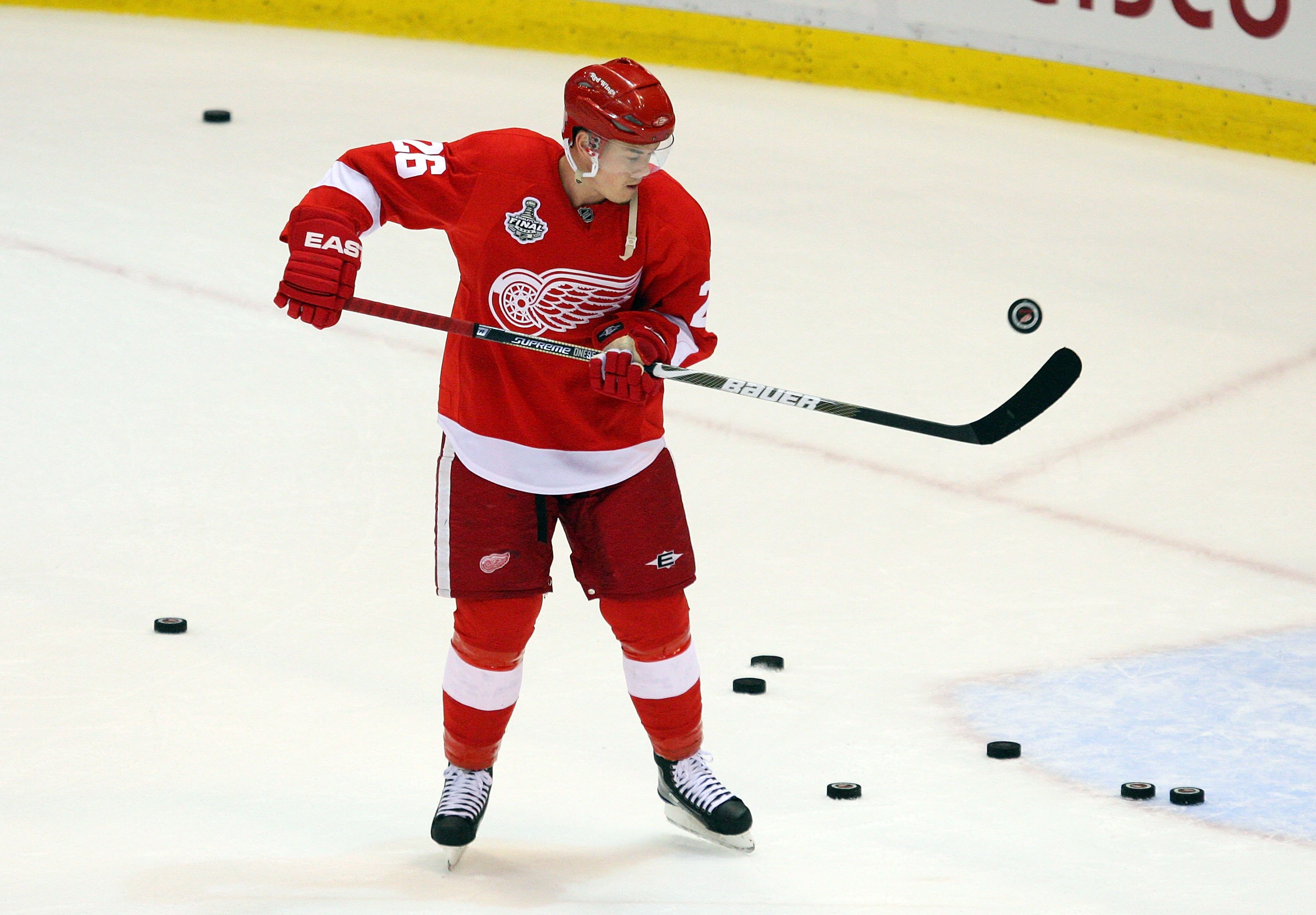 DETROIT - JUNE 06:  Jiri Hudler #26 of the Detroit Red Wings warms up before playing the Pittsburgh Penguins during Game Five of the 2009 NHL Stanley Cup Finals on June 9, 2009 at Joe Louis Arena in Detroit, Michigan.  (Photo by Jim McIsaac/Getty Images)