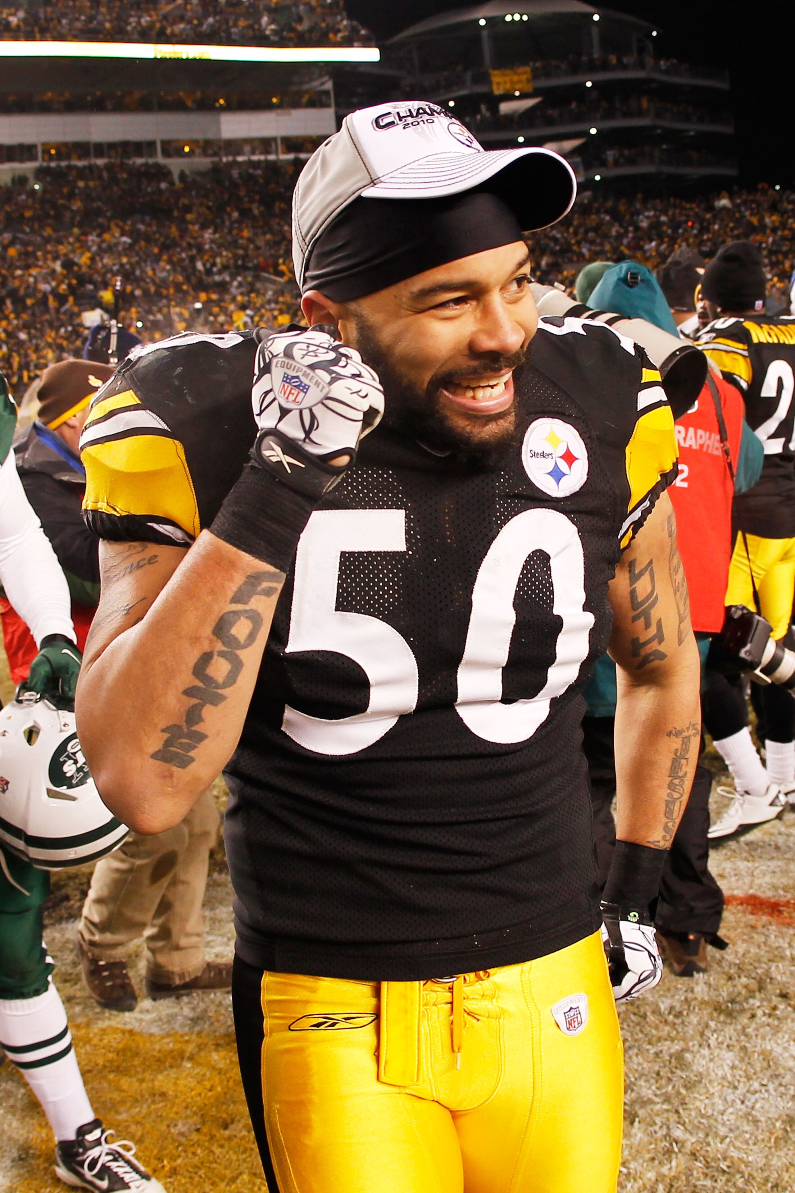 PITTSBURGH, PA - JANUARY 23:  Larry Foote #50 of the Pittsburgh Steelers celebrates after they defeated the New York Jets 24 to 19 in the 2011 AFC Championship game at Heinz Field on January 23, 2011 in Pittsburgh, Pennsylvania.  (Photo by Gregory Shamus/